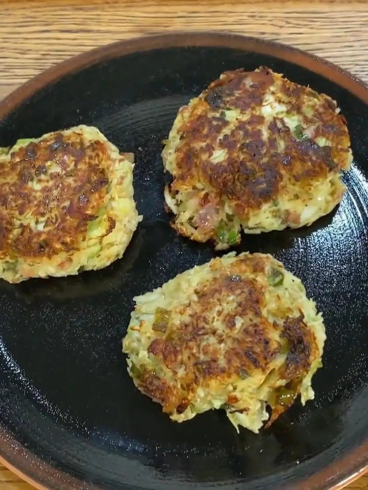 Zum Winter passt Weißkohl wie Faust aufs Auge! Und wer, wenn nicht Steffen Henssler höchstpersönlich, könnte da das perfekte Rezept parat haben? Aus gehobeltem Weißkohl, Frühlingslauch und würzigem Speck entstehen Frikadellen, die ihr so garantiert noch nicht kanntet. Im Video zeigt der Profikoch, wie ihr Schritt für Schritt zur perfekten Weißkohl-Frikadelle gelangt.