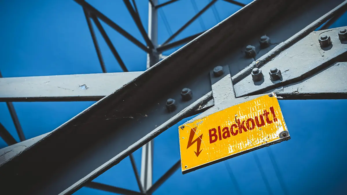 Hochspannungsmast mit Schild und Aufschrift Blackout / action press