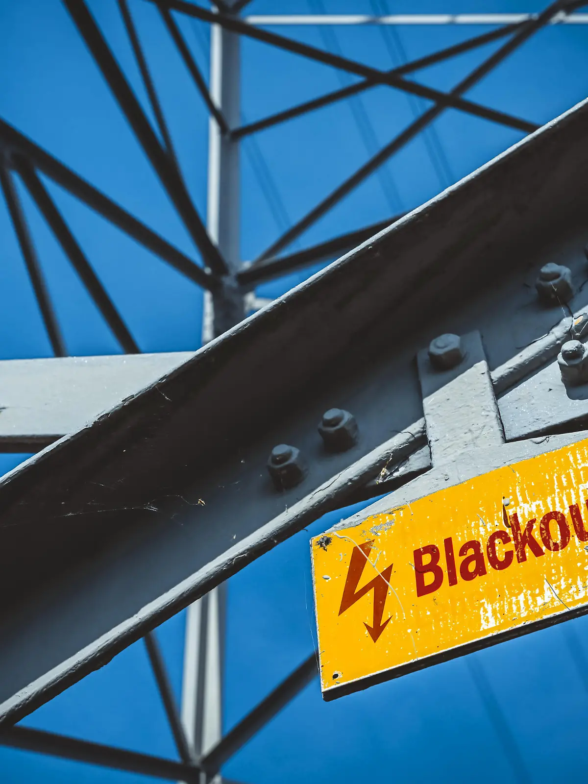 Hochspannungsmast mit Schild und Aufschrift Blackout / action press