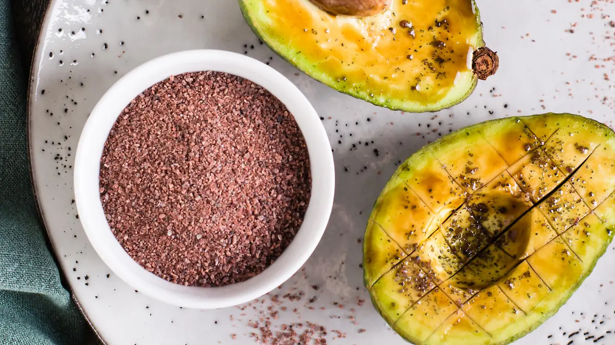 Kala Namak Salz mit Avocado.
