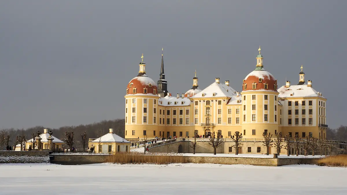 Schloss Moritzburg von der S80 aus betrachtet. Das Schloss Moritzburg liegt in der gleichnamigen Gemeinde Moritzburg nahe Dresden. Das auf ein Jagdhaus des 16. Jahrhunderts zurückgehende Jagdschloss erhielt seine heutige Gestalt im 18. Jahrhundert unter August dem Starken.1972 war das Schloss die Kulisse für die beiden Märchenfilme Drei Haselnüsse für Aschenbrödel. Aufgenommen am 26.01.2014. Foto: Daniel Gammert