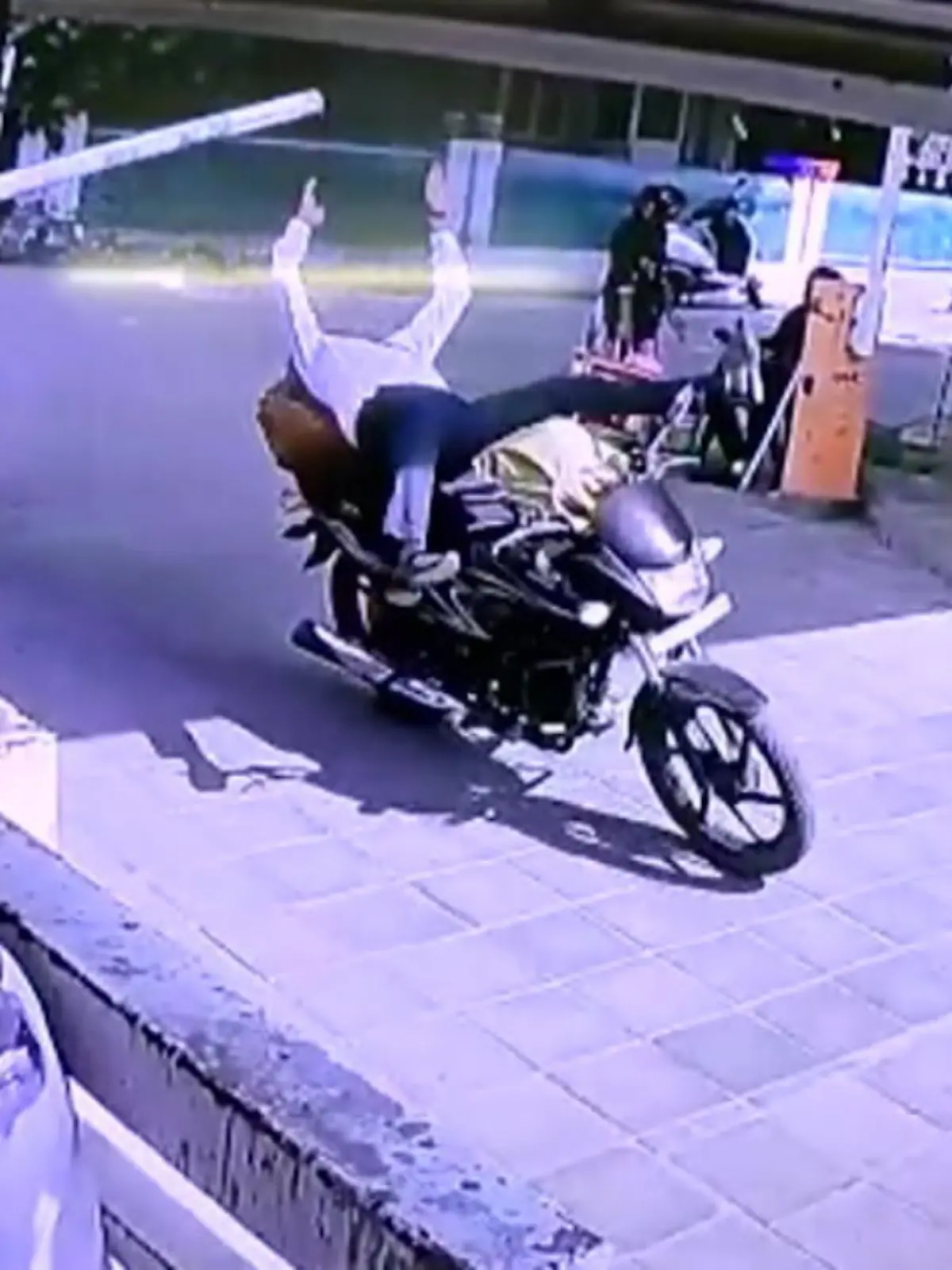 Voll auf die Zwölf! Ein unachtsamer Motorradfahrer im nordindischen Ghaziabad wollte einfach hinter einem vorausfahrenden PKW durch eine Einfahrt düsen. Doch das misslingt spektakulär! Bei voller Fahrt knallt er mit dem Kopf gegen die herunterschnellende Schranke und wird vom Bike geschleudert - Salto inklusive. Die Bilder der Schranken-Watsche sehen Sie im Video.