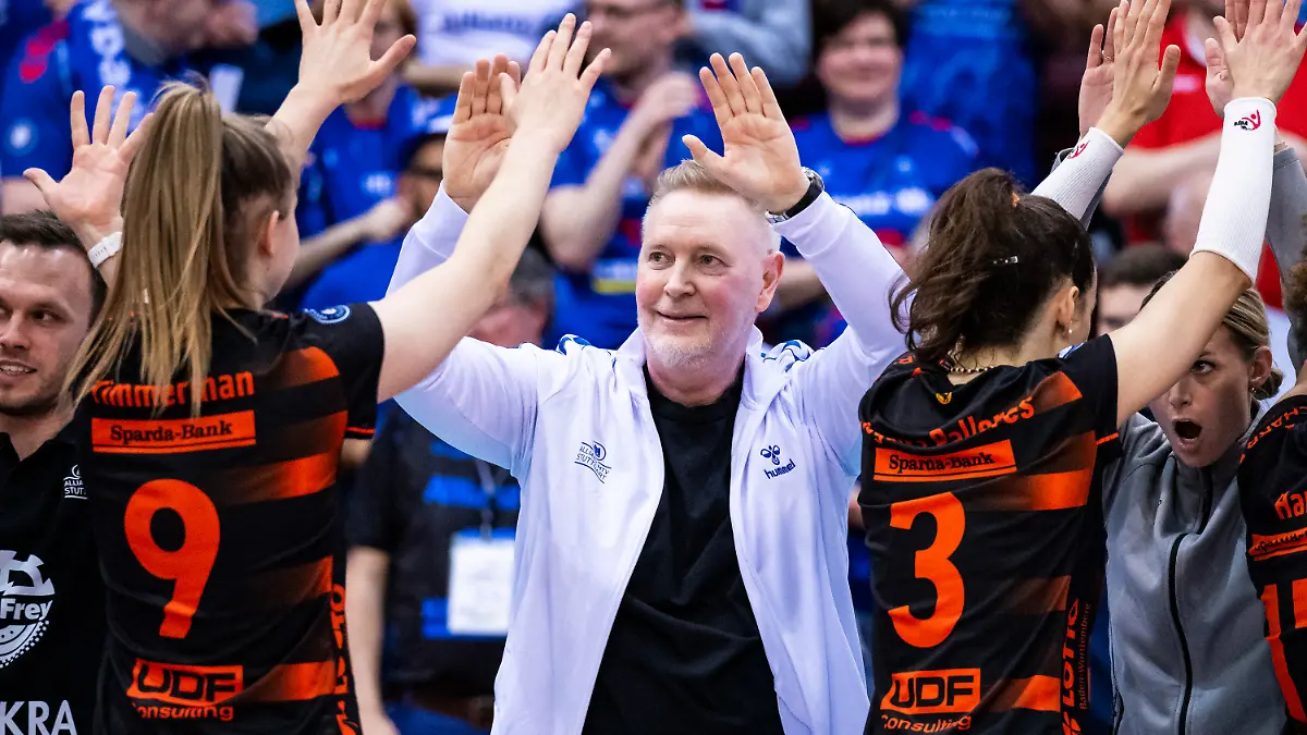 ARCHIV - 10.05.2023, Baden-Württemberg, Stuttgart: Volleyball, Frauen: Bundesliga, MTV Stuttgart - SC Potsdam, Meisterschaftsrunde, Finale, 3. Spieltag, Scharrena Stuttgart. Stuttgarts Trainer Tore Aleksandersen (M) klatscht nach dem Spiel mit Stuttgarts Eline Timmermann (l) und Stuttgarts Maria Segura Palleres (r) ab. Nun ist Aleksandersen im Alter von 55 Jahren gestorben. (zu dpa: «Volleyball-Meister Stuttgart trauert um Ex-Trainer Aleksandersen») Foto: Tom Weller/dpa +++ dpa-Bildfunk +++