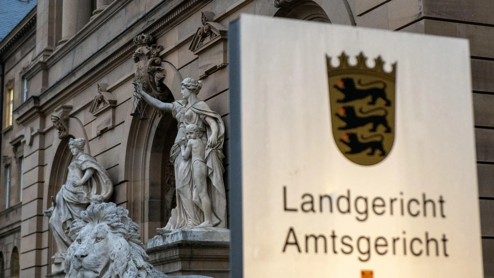 ARCHIV - 18.01.2022, Baden-Württemberg, Ulm: Vor dem Gerichtsgebäude in Ulm steht eine Statue der Göttin Justitia. 37 Jahre nach der Tat beginnt am Dienstag vor dem Landgericht der Prozess gegen einen 65-Jährigen wegen versuchten Mordes. Der ehemalige US-Soldat soll im Jahr 1985 eine damals 29-Jährige vergewaltigt haben und anschließend versucht haben, sie zu erschlagen. (zu dpa: «Versuchter Mord: Ex-US-Soldat 37 Jahre nach der Tat vor Gericht») Foto: Stefan Puchner/dpa +++ dpa-Bildfunk +++