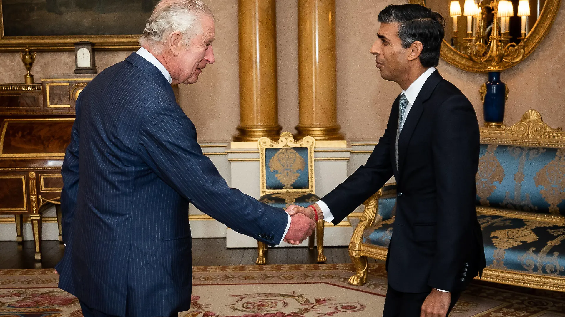 25.10.2022, Großbritannien, London: König Charles III. (l) empfängt Rishi Sunak, neu gewählte Vorsitzende der Konservativen Partei, im Buckingham Palace. Das Vereinigte Königreich bekommt seinen dritten Premierminister in nur zwei Monaten. Der frühere Finanzminister Rishi Sunak soll am Dienstag von König Charles III. formell mit der Regierungsbildung beauftragt werden. Foto: Aaron Chown/PA Wire/dpa +++ dpa-Bildfunk +++