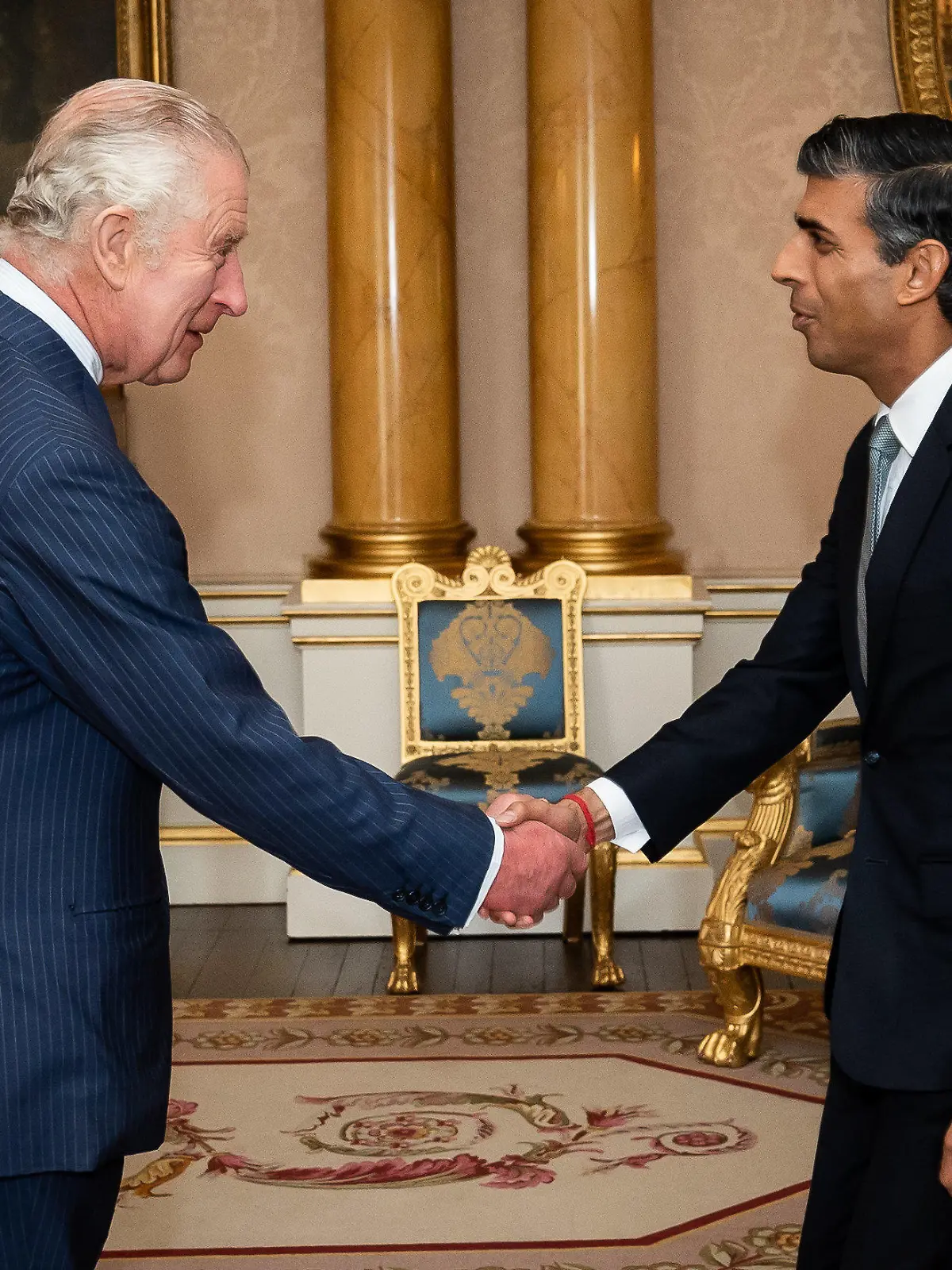 25.10.2022, Großbritannien, London: König Charles III. (l) empfängt Rishi Sunak, neu gewählte Vorsitzende der Konservativen Partei, im Buckingham Palace. Das Vereinigte Königreich bekommt seinen dritten Premierminister in nur zwei Monaten. Der frühere Finanzminister Rishi Sunak soll am Dienstag von König Charles III. formell mit der Regierungsbildung beauftragt werden. Foto: Aaron Chown/PA Wire/dpa +++ dpa-Bildfunk +++