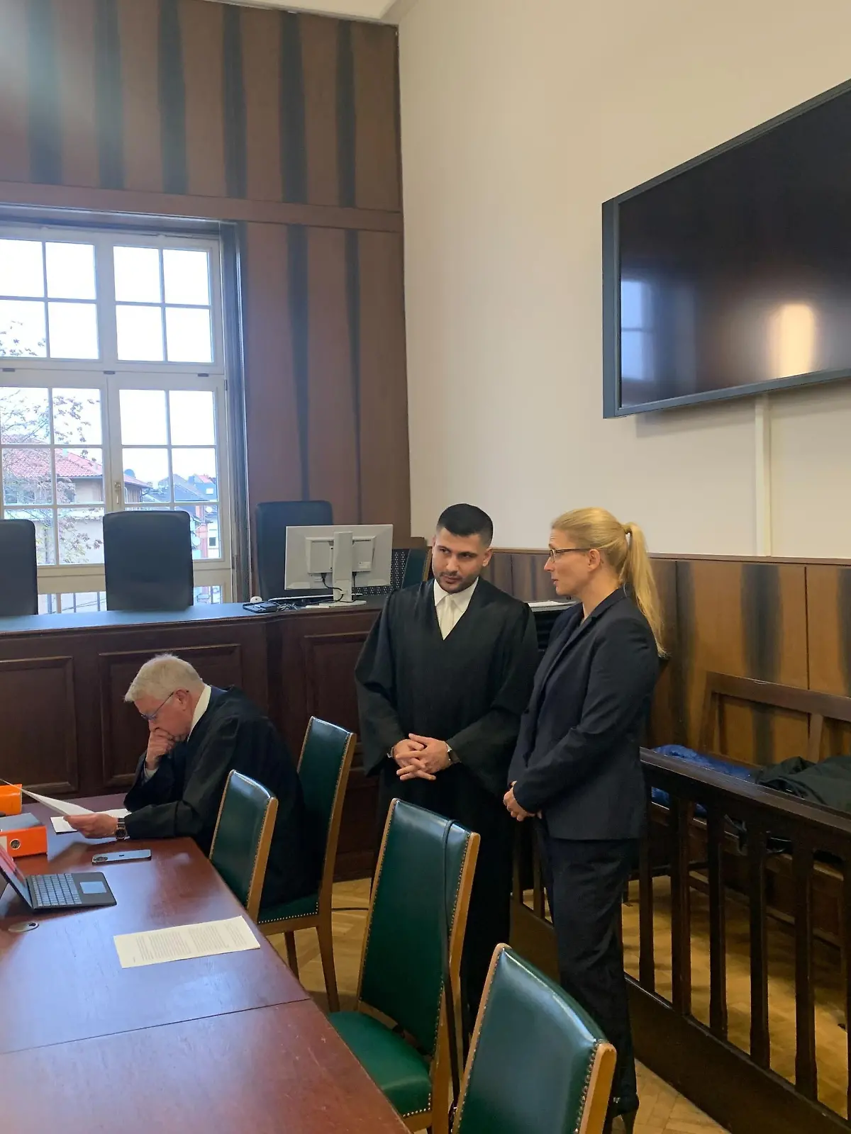 Die Anwälte von Andreas Darsow und seine Frau Anja Darsow warten auf den Prozessbeginn.