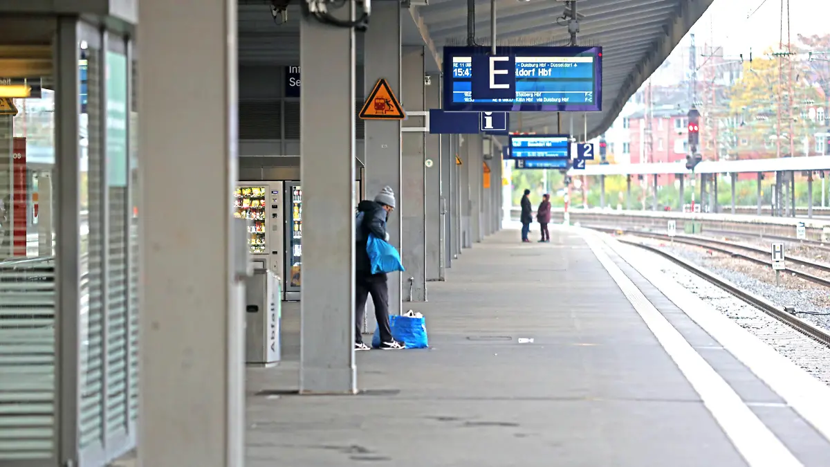 Streikmaßnahme der GDL Während einer Streikmaßnahme der Gewerkschaft Deutscher Lokomotivführer -GDL- sind große Teile des Essener Hauptbahnhofs nahezu menschenleer. Essen Nordrhein-Westfalen Deutschland Hauptbahnhof *** GDL strike action During a strike action by the German train drivers union GDL, large parts of Essen Central Station are almost deserted Essen North Rhine-Westphalia Germany Central Station