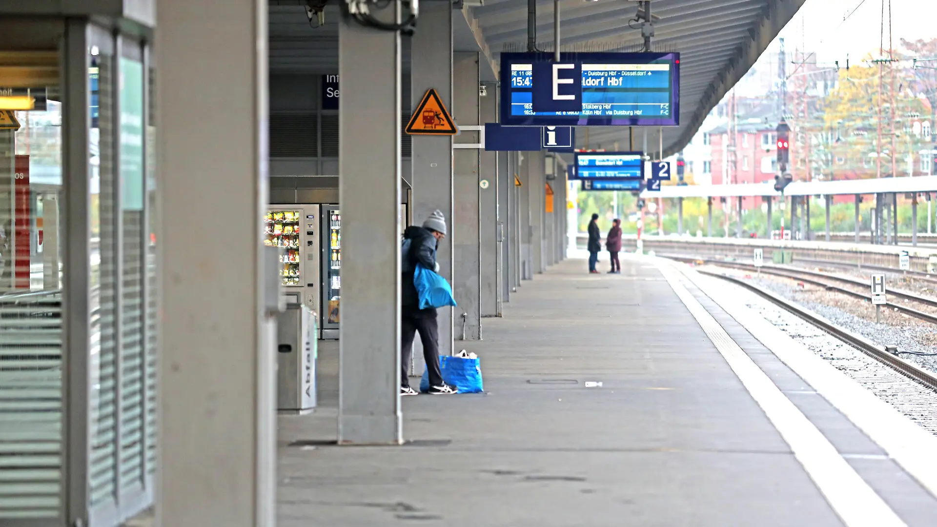 Streikmaßnahme der GDL Während einer Streikmaßnahme der Gewerkschaft Deutscher Lokomotivführer -GDL- sind große Teile des Essener Hauptbahnhofs nahezu menschenleer. Essen Nordrhein-Westfalen Deutschland Hauptbahnhof *** GDL strike action During a strike action by the German train drivers union GDL, large parts of Essen Central Station are almost deserted Essen North Rhine-Westphalia Germany Central Station