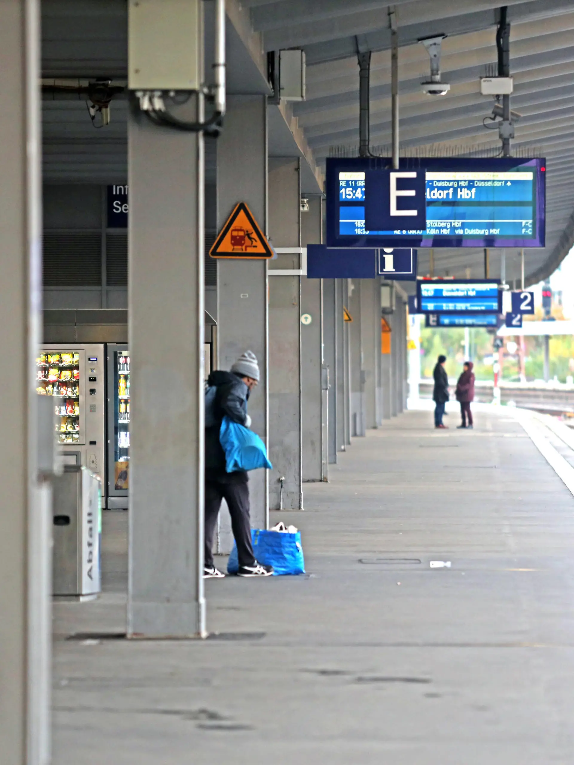 Streikmaßnahme der GDL Während einer Streikmaßnahme der Gewerkschaft Deutscher Lokomotivführer -GDL- sind große Teile des Essener Hauptbahnhofs nahezu menschenleer. Essen Nordrhein-Westfalen Deutschland Hauptbahnhof *** GDL strike action During a strike action by the German train drivers union GDL, large parts of Essen Central Station are almost deserted Essen North Rhine-Westphalia Germany Central Station
