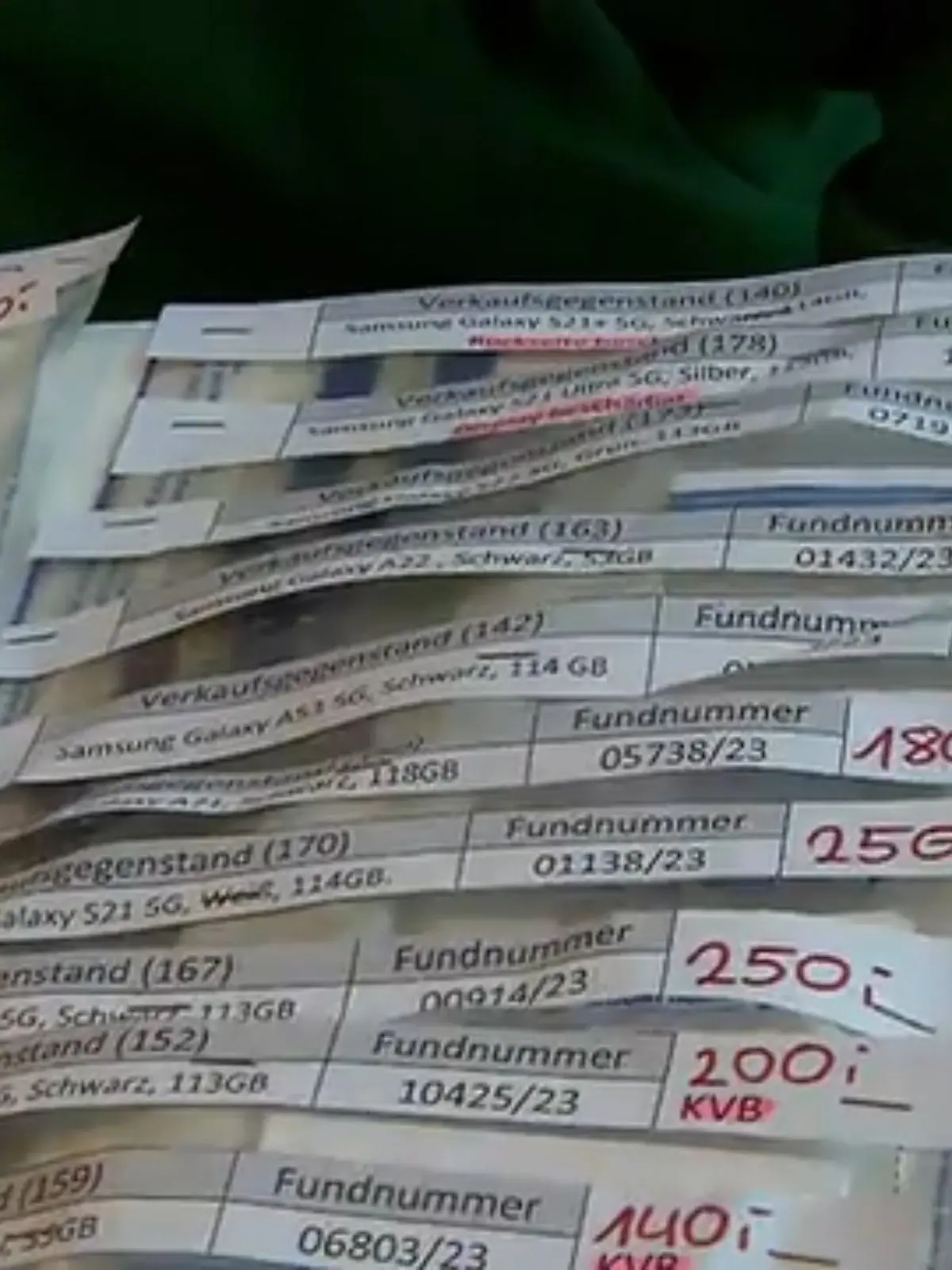 Bild zu: "Schnäppchenjäger auf Geschenke-Suche"