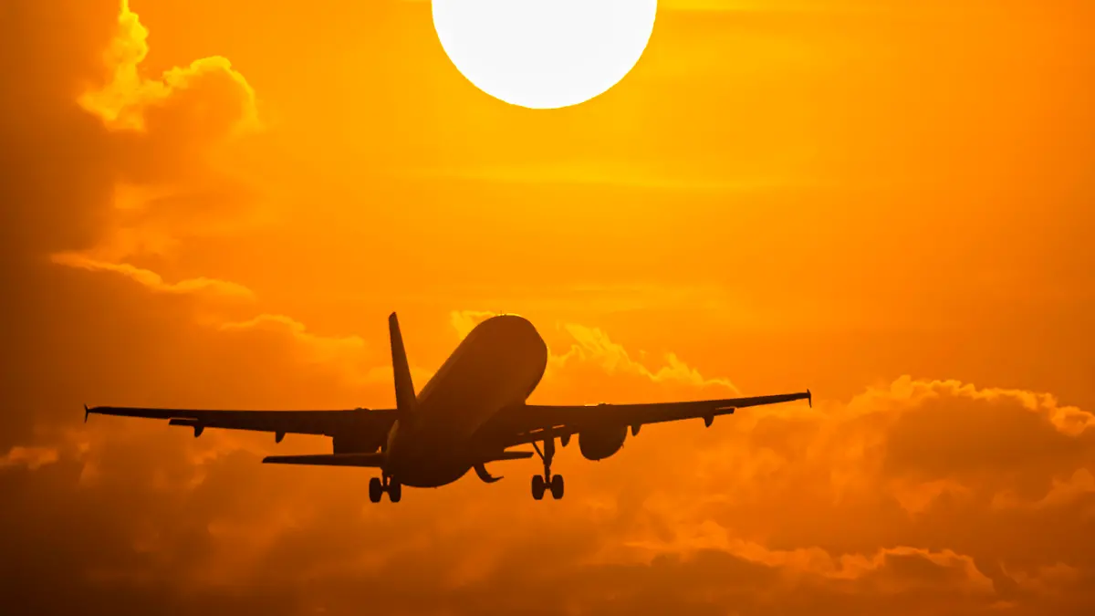  Ein Flugzeug startet am Flughafen Stuttgart in das Morgenhimmel. // 28.07.2022: Deutschland, Baden-Württemberg, Stuttgart. *** A plane takes off from Stuttgart airport into the morning sky 28 07 2022 Germany, Baden Württemberg, Stuttgart