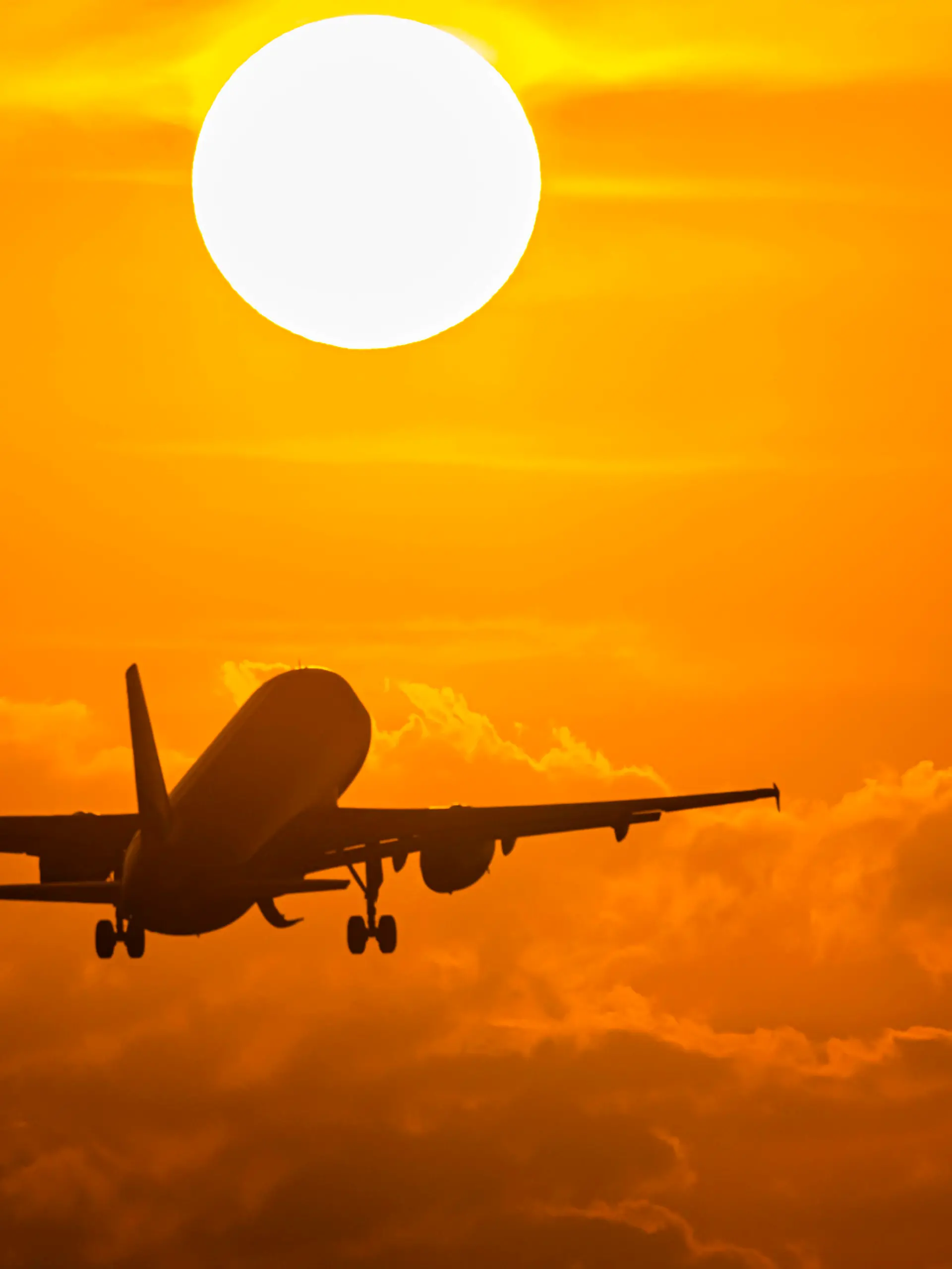  Ein Flugzeug startet am Flughafen Stuttgart in das Morgenhimmel. // 28.07.2022: Deutschland, Baden-Württemberg, Stuttgart. *** A plane takes off from Stuttgart airport into the morning sky 28 07 2022 Germany, Baden Württemberg, Stuttgart