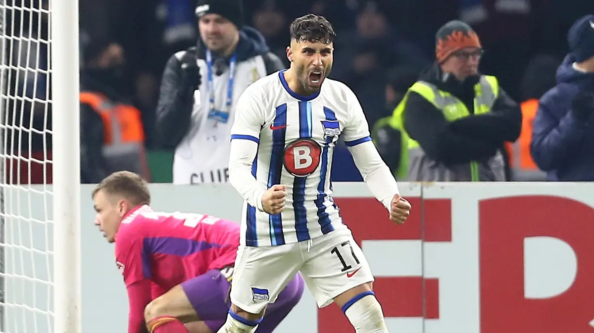 06.12.2023, xtgx, Fussball DFB Pokal 1/8 Finale, Hertha BSC Berlin - Hamburger SV emspor, v.l. Elfmeterschiessen Matheo Raab (Hamburger SV) Nader El-Jindaoui (Hertha BSC Berlin) (DFL/DFB REGULATIONS PROHIBIT ANY USE OF PHOTOGRAPHS as IMAGE SEQUENCES and/or QUASI-VIDEO) Foto: Michael Taeger/Jan Huebner || Mindestpreis 20 Euro 