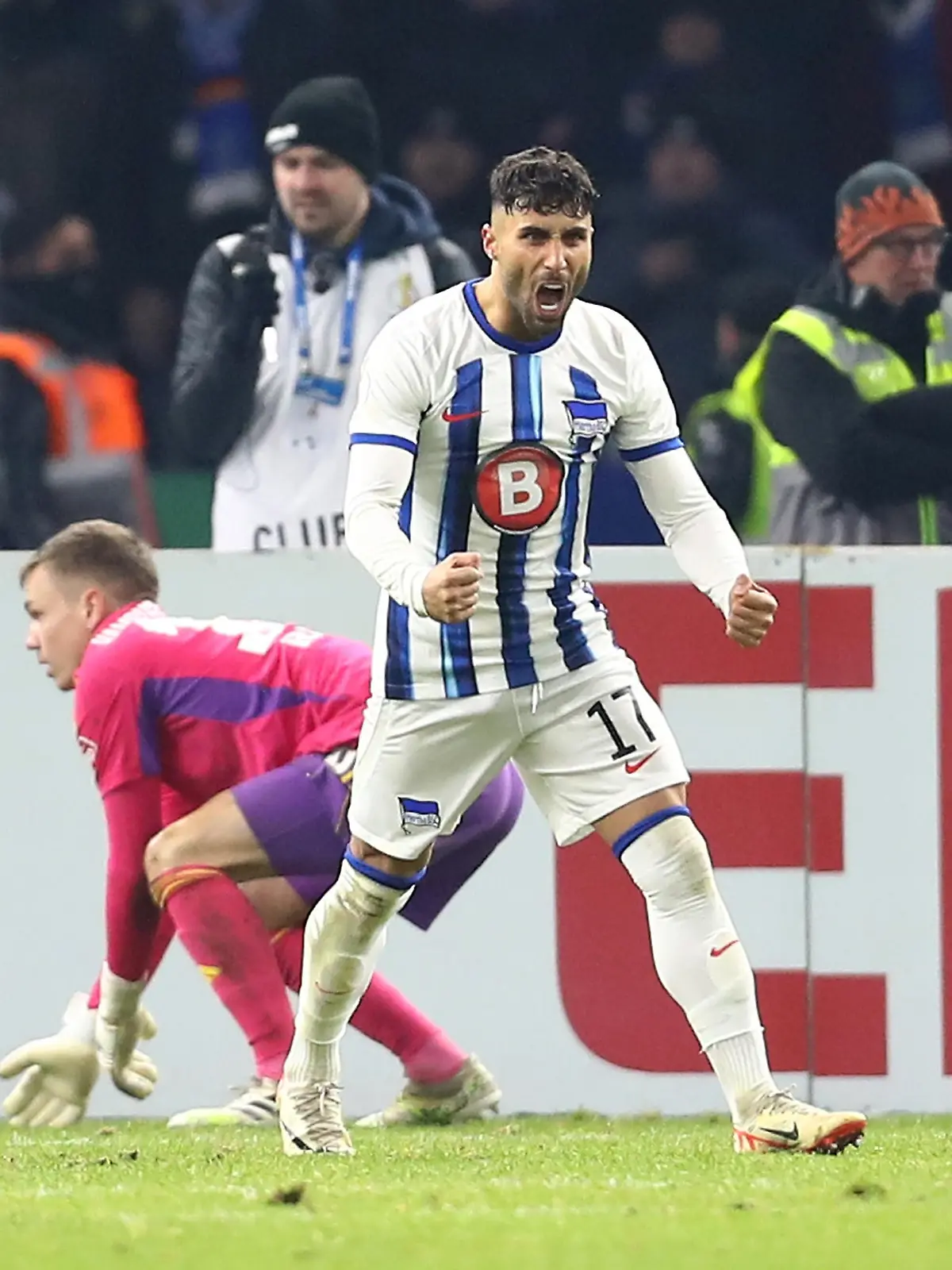 06.12.2023, xtgx, Fussball DFB Pokal 1/8 Finale, Hertha BSC Berlin - Hamburger SV emspor, v.l. Elfmeterschiessen Matheo Raab (Hamburger SV) Nader El-Jindaoui (Hertha BSC Berlin) (DFL/DFB REGULATIONS PROHIBIT ANY USE OF PHOTOGRAPHS as IMAGE SEQUENCES and/or QUASI-VIDEO) Foto: Michael Taeger/Jan Huebner || Mindestpreis 20 Euro 