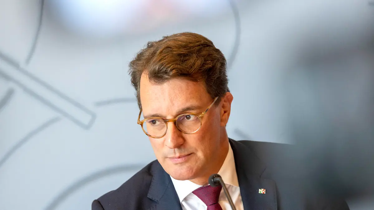 ARCHIV - 10.10.2023, Nordrhein-Westfalen, Düsseldorf: Hendrik Wüst (CDU), Ministerpräsident von Nordrhein-Westfalen, nimmt an einer Landespressekonferenz im Düsseldorfer Landtag teil. NRW-Ministerpräsident Wüst soll im Februar einen neuen Dienstwagen bekommen. (zu dpa: «Wüst bekommt neuen Dienstwagen - wieder Verbrenner») Foto: Thomas Banneyer/dpa +++ dpa-Bildfunk +++