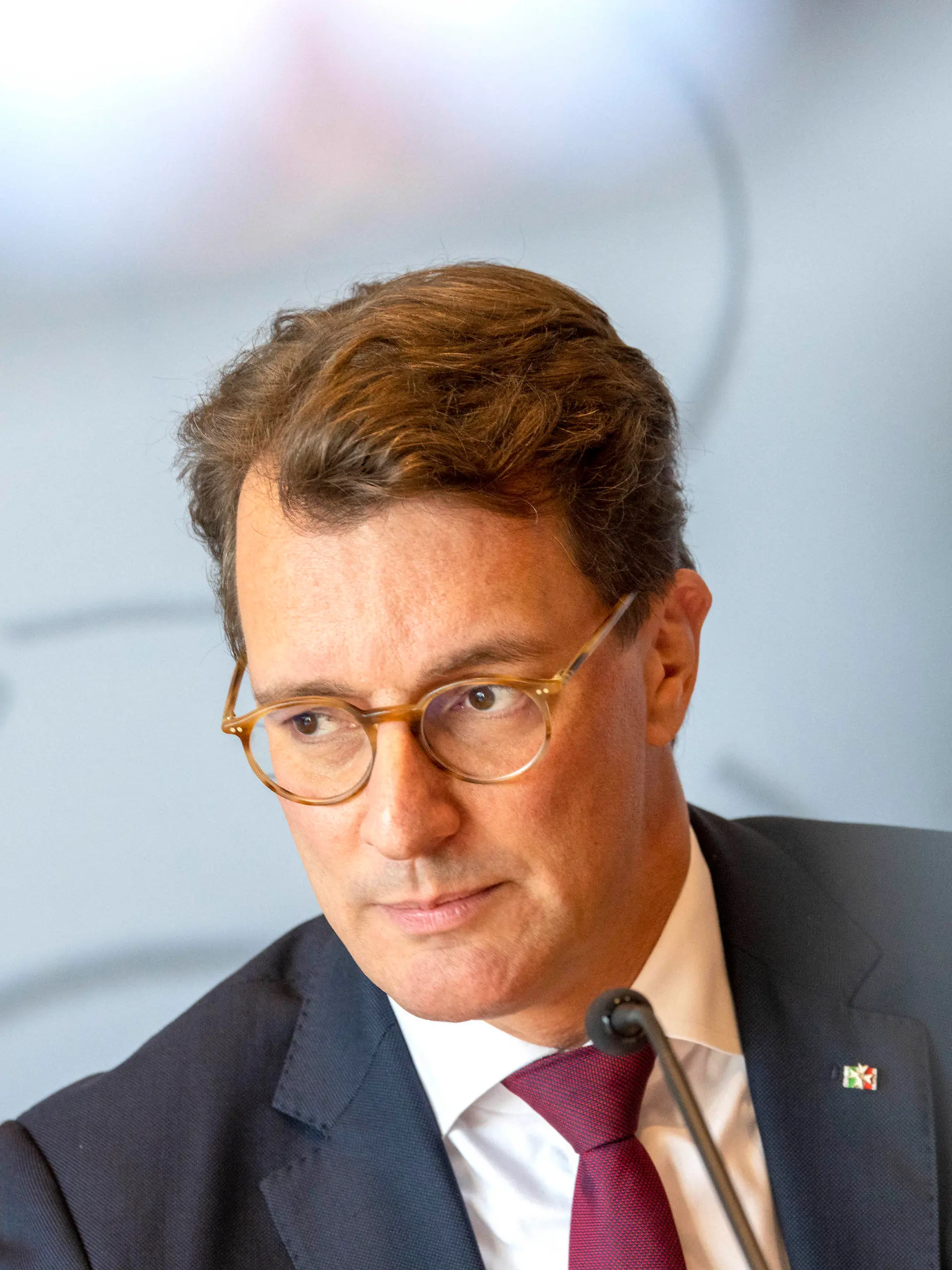 ARCHIV - 10.10.2023, Nordrhein-Westfalen, Düsseldorf: Hendrik Wüst (CDU), Ministerpräsident von Nordrhein-Westfalen, nimmt an einer Landespressekonferenz im Düsseldorfer Landtag teil. NRW-Ministerpräsident Wüst soll im Februar einen neuen Dienstwagen bekommen. (zu dpa: «Wüst bekommt neuen Dienstwagen - wieder Verbrenner») Foto: Thomas Banneyer/dpa +++ dpa-Bildfunk +++