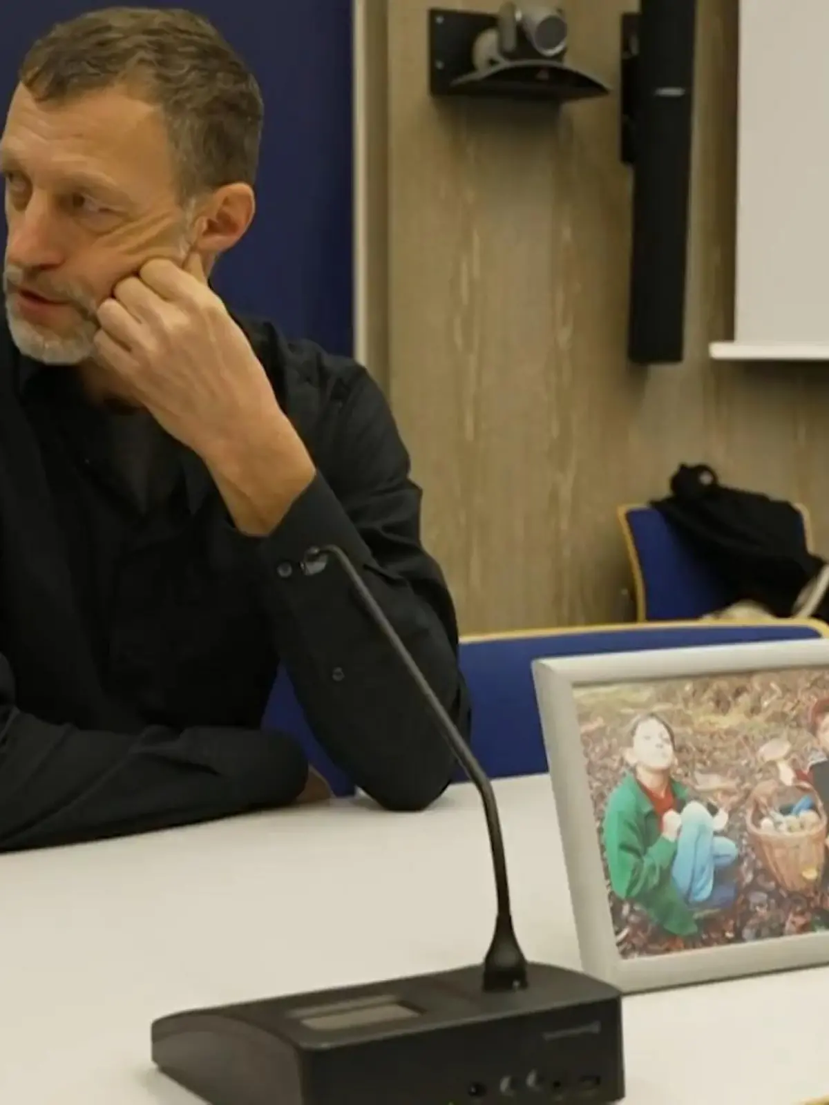 Sein Schmerz ist unerträglich. An Ostern 2023 verliert Stefan A. seine beiden Söhne Hagen (9) und Theodor (7). Seine Ex-Freundin Desirée A. (damals 43) betäubt die gemeinsamen Kinder mit Medikamenten und erstickt sie. Zu Beginn des Prozesses gegen die Mutter sagt der 56-Jährige: "Wenn sie ihre Kinder vor mir hätte schützen wollen, dann hätte sie mich umbringen sollen und nicht die Kinder." Das mögliche Motiv für die Wahnsinnstat macht fassungslos.