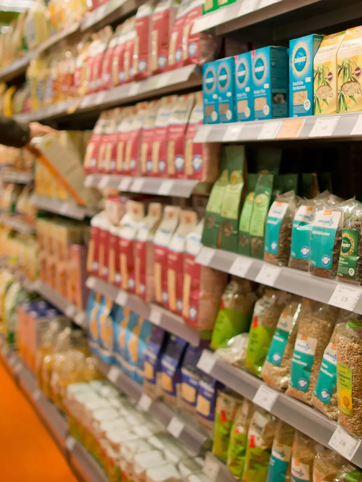 Ein Kunde greift nach ein Bioprodukt in einem Regal in einem Biosupermarkt am 04.02.2016 in Nürnberg (Bayern). Foto: Daniel Karmann/dpa ++