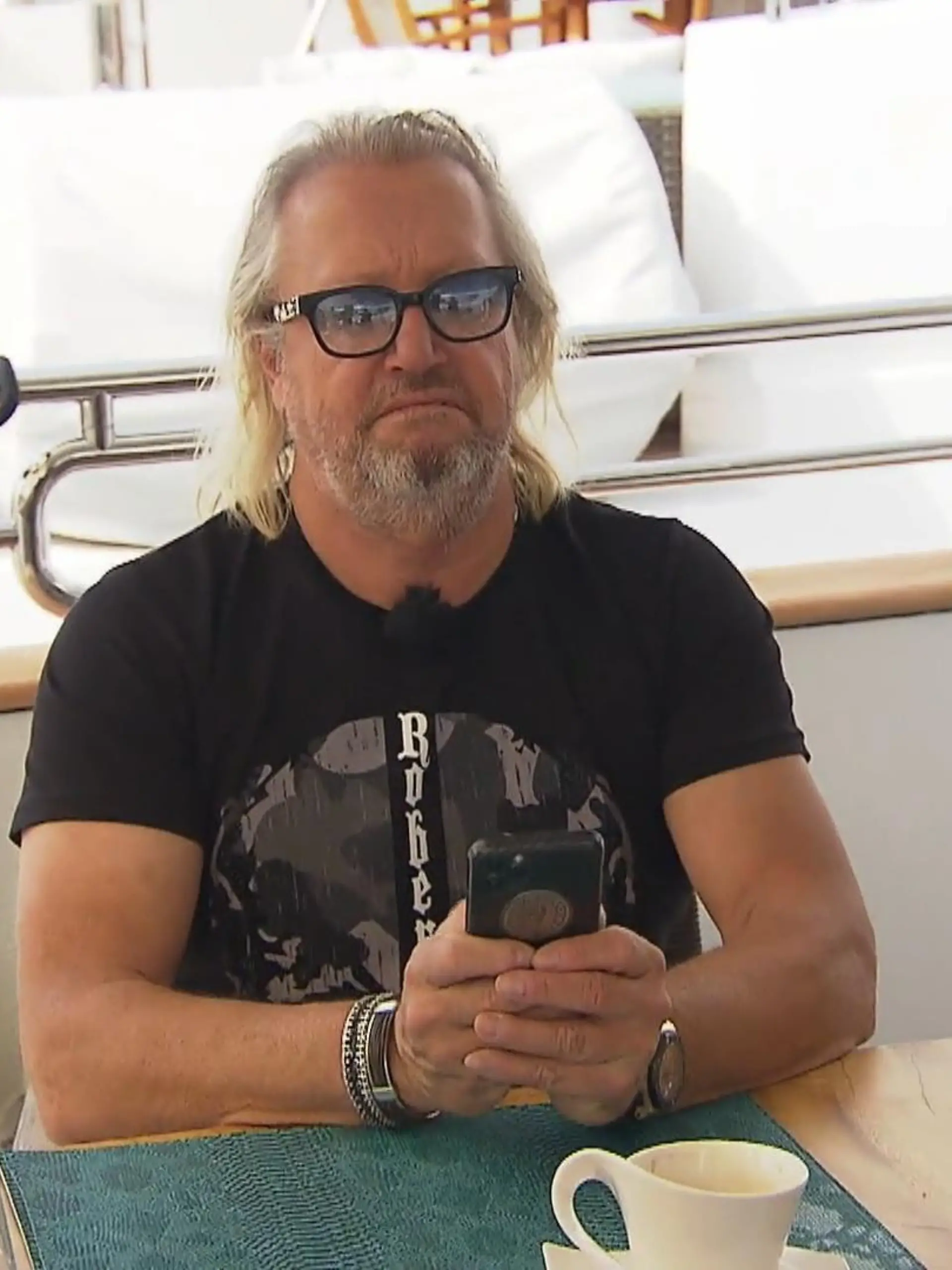 Wie geht das denn jetzt?! Robert Geiss auf Erkundungstour mit seinem Smartphone.