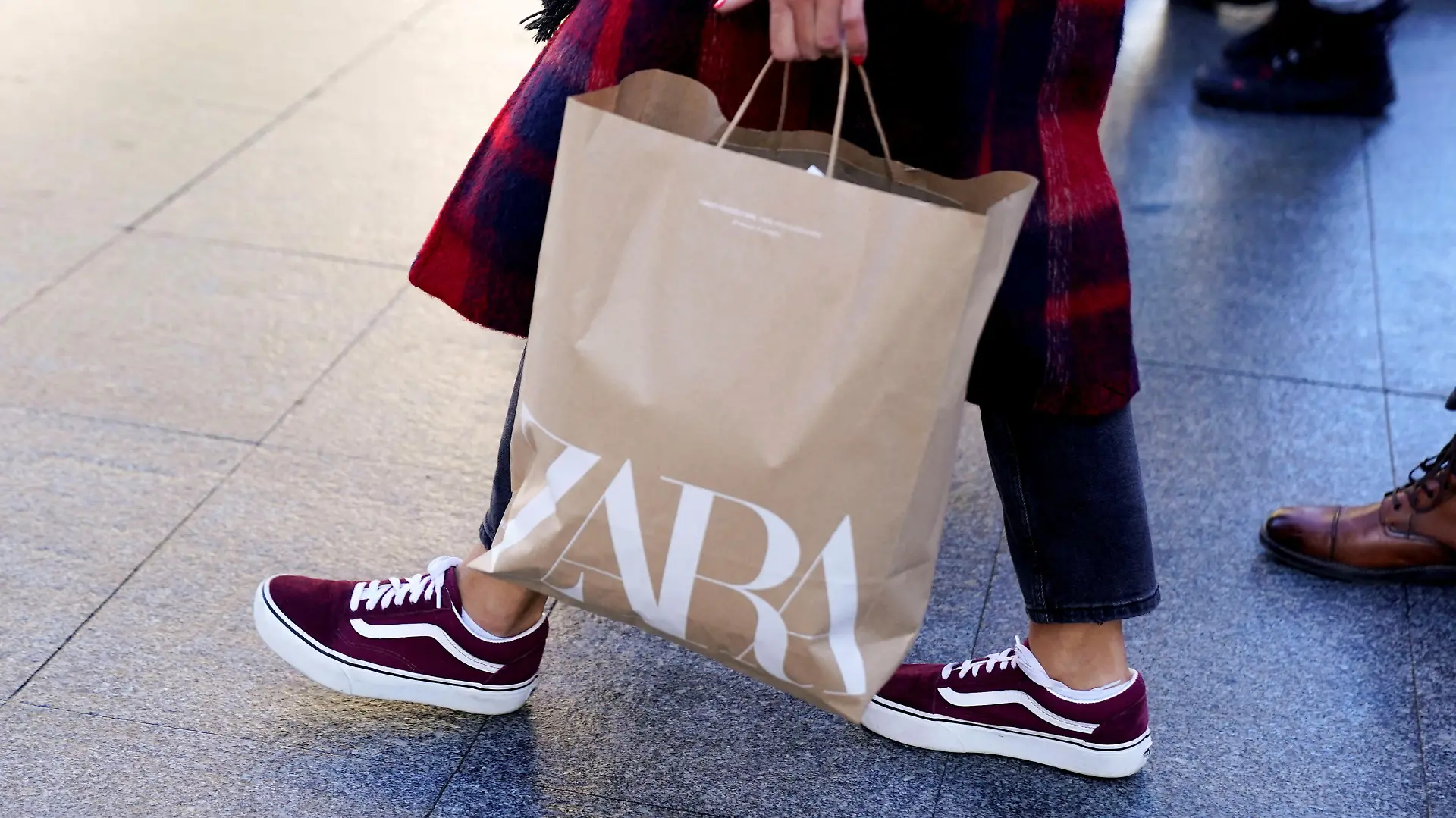 FILE PHOTO: A shopper carries a bag from Zara clothes store, part of the Spanish Inditex group, in Bilbao, Spain, November 30, 2021. REUTERS/Vincent West/File Photo