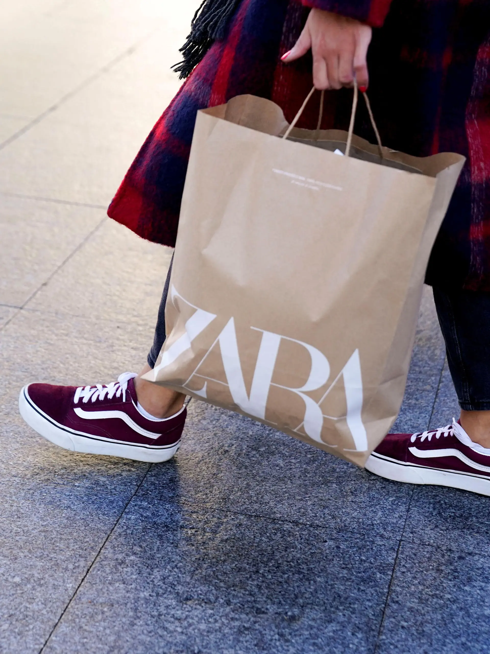 FILE PHOTO: A shopper carries a bag from Zara clothes store, part of the Spanish Inditex group, in Bilbao, Spain, November 30, 2021. REUTERS/Vincent West/File Photo