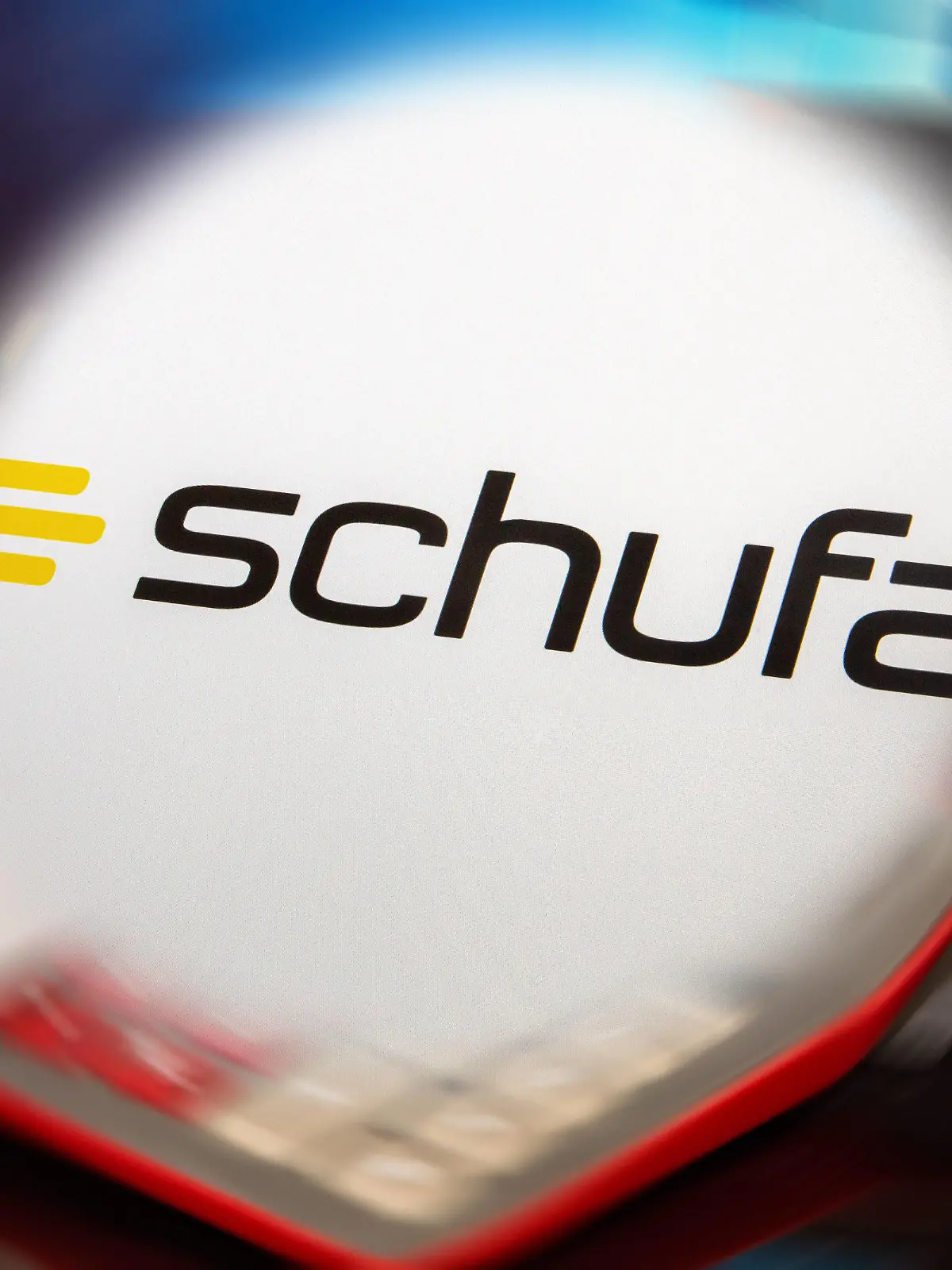Symbolbild SchufaAuskunft: Schufa-Logo vor einem Schreibtisch mit Tablet, Taschenrechner und Kontoauszügen *** Symbol image Schufa information Schufa logo in front of a desk with tablet, calculator and bank statements Copyright: xx