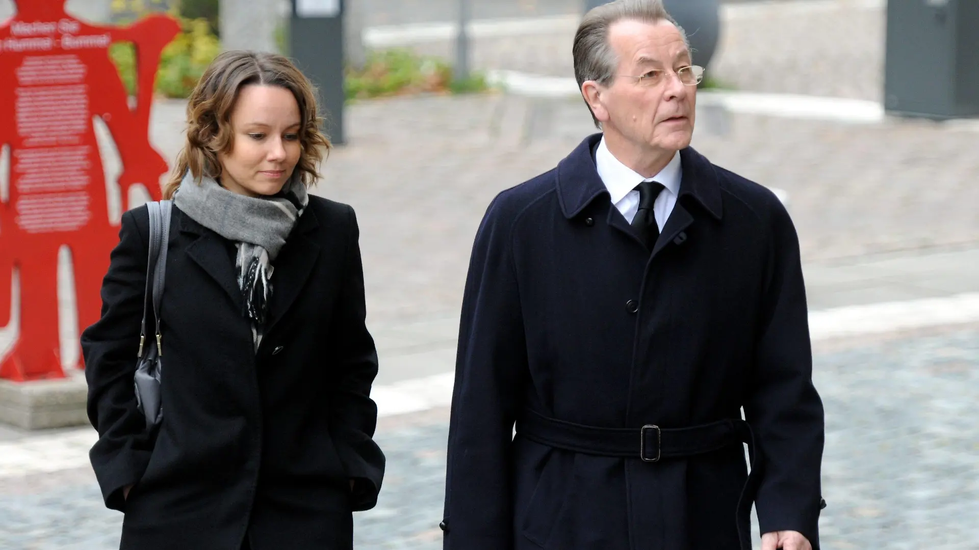 Franz Müntefering kommt mit seiner Ehefrau Michelle am Montag (01.11.2010) vor der Hamburger Hauptkirche Sankt Michaelis zur Trauerfeier für Loki Schmidt an. Die Ehefrau von Alt-Bundeskanzler Helmut Schmidt verstarb am 21. Oktober 2010 im Alter von 91 Jahren in ihrem Haus in Langenhorn. Foto: Maurizio Gambarini dpa/lno  +++(c) dpa - Bildfunk+++