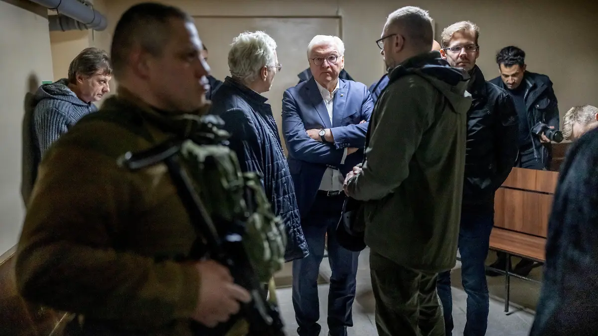 dpatopbilder - 25.10.2022, Ukraine, Korjukiwka: Bundespräsident Frank-Walter Steinmeier (M) wartet während eines Luftalarms im Luftschutzbunker in Korjukiwka. Steinmeier hält sich zu einem eintägigen Besuch in der Ukraine auf und will sich vor Ort ein Bild von der Zerstörung durch den Angriffskrieg Russlands machen. Foto: Michael Kappeler/dpa +++ dpa-Bildfunk +++