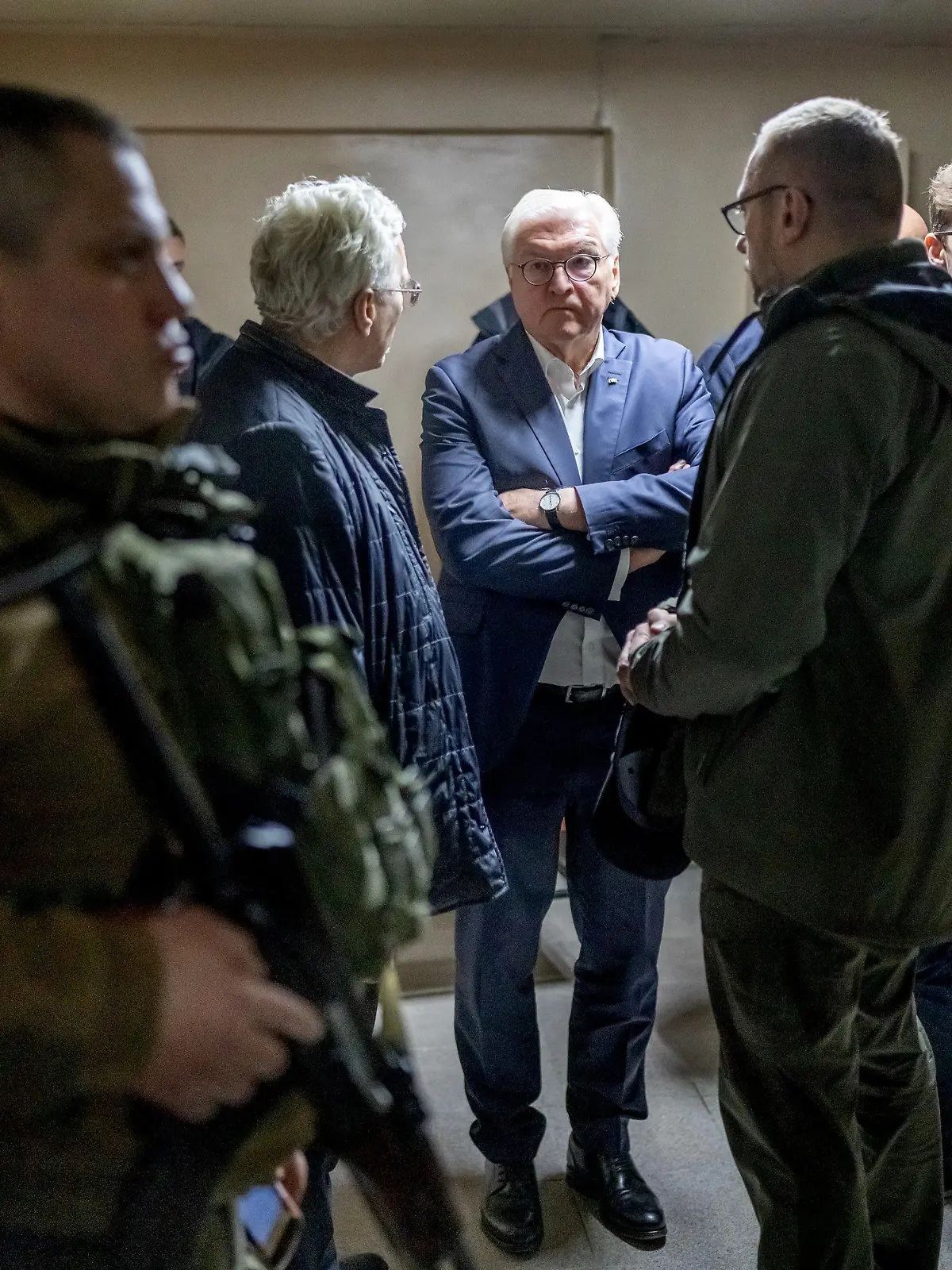 dpatopbilder - 25.10.2022, Ukraine, Korjukiwka: Bundespräsident Frank-Walter Steinmeier (M) wartet während eines Luftalarms im Luftschutzbunker in Korjukiwka. Steinmeier hält sich zu einem eintägigen Besuch in der Ukraine auf und will sich vor Ort ein Bild von der Zerstörung durch den Angriffskrieg Russlands machen. Foto: Michael Kappeler/dpa +++ dpa-Bildfunk +++