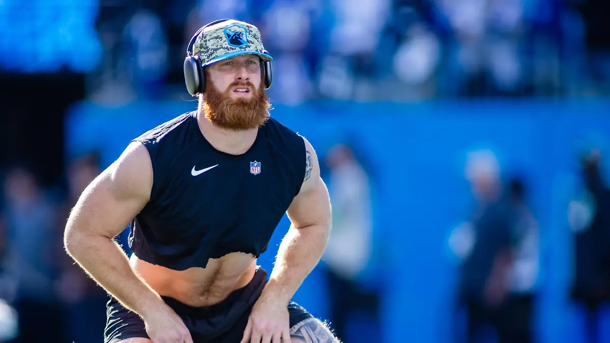 November 5, 2023: Carolina Panthers tight end Hayden Hurst 81 warms up before the NFL, American Football Herren, USA matchup against the Indianapolis Colts in Charlotte, NC. /Cal Media Charlotte United States - ZUMAc04_ 20231105_zma_c04_493 Copyright: xScottxKinserx