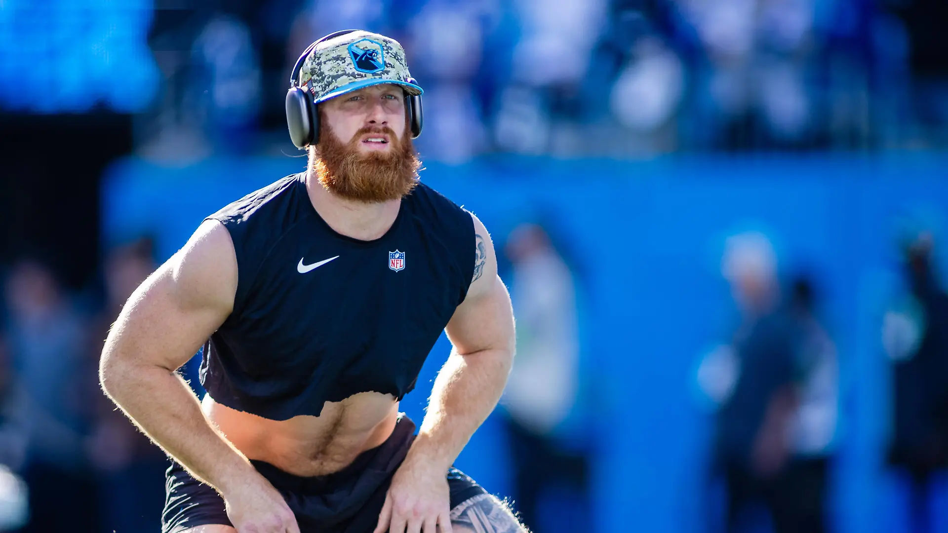 November 5, 2023: Carolina Panthers tight end Hayden Hurst 81 warms up before the NFL, American Football Herren, USA matchup against the Indianapolis Colts in Charlotte, NC.  /Cal Media Charlotte United States - ZUMAc04_ 20231105_zma_c04_493 Copyright: xScottxKinserx