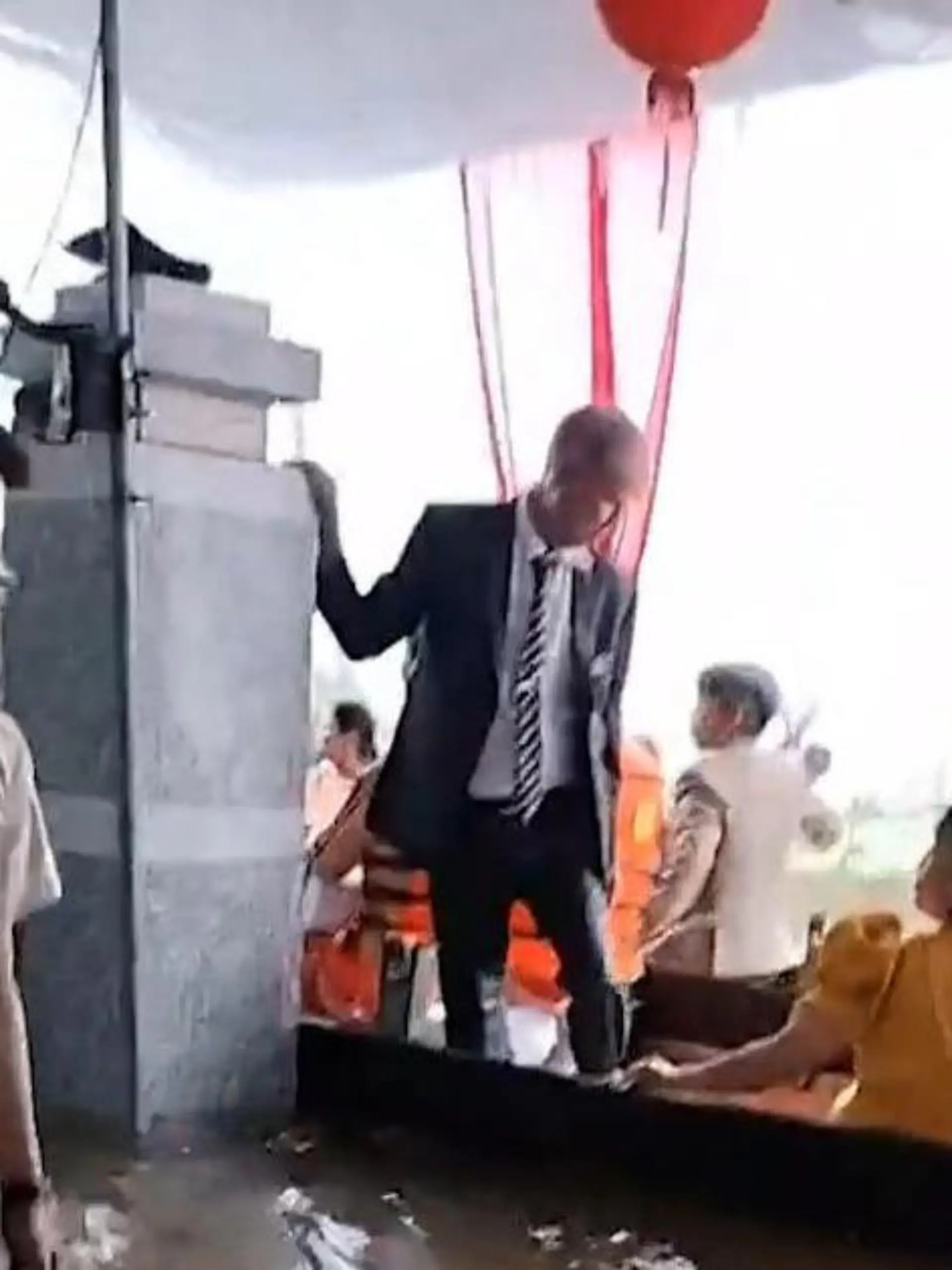 Es sollte der schönste Tag in ihrem Leben werden, doch große Wassermengen machen diesem Paar einen Strich durch die Rechnung! Die Hochzeit verläuft ganz anders als erwartet, als die Partylocation plötzlich komplett unter Wasser steht. Die Rettungsaktion von Brautpaar und Hochzeitsgästen seht ihr im Video.