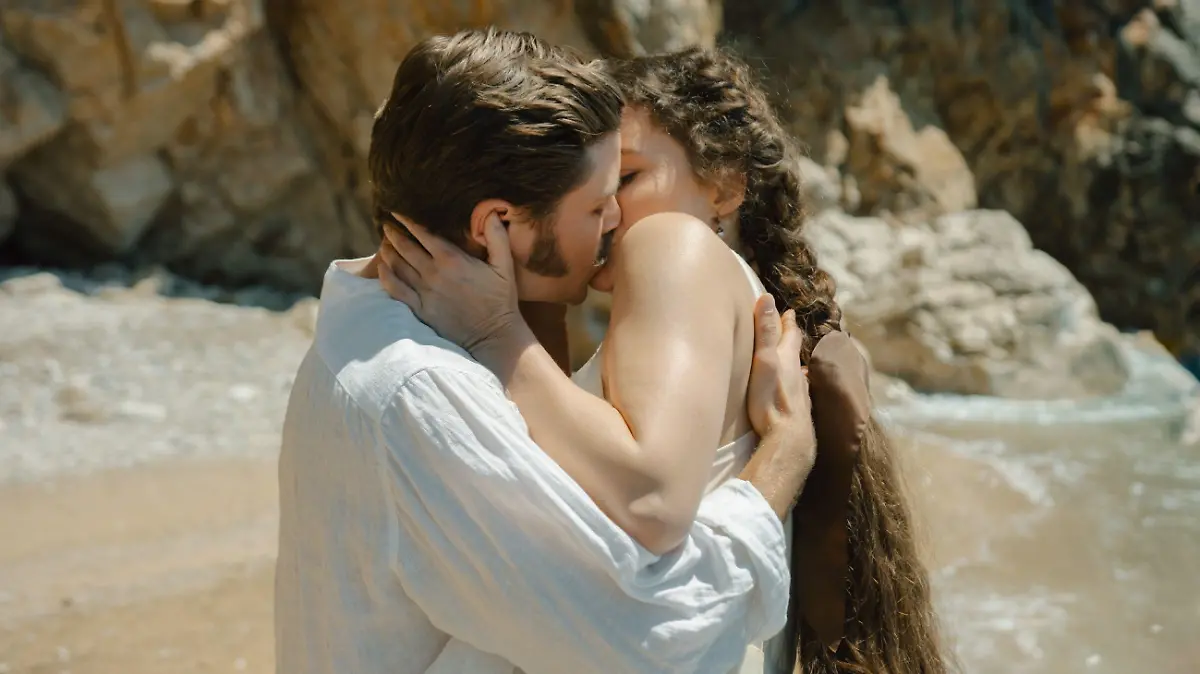 Franz (Jannik Schümann, l.) folgt Sisi (Dominique Devenport, r.) nach Südfrankreich. Am Strand kommen sie sich nach einer Diskussion über Sisis Flucht und Rudolfs Zukunft auf der Militärakademie wieder näher.



+++ Die Verwendung des sendungsbezogenen Materials ist nur mit dem Hinweis und Verlinkung auf RTL+ gestattet. +++