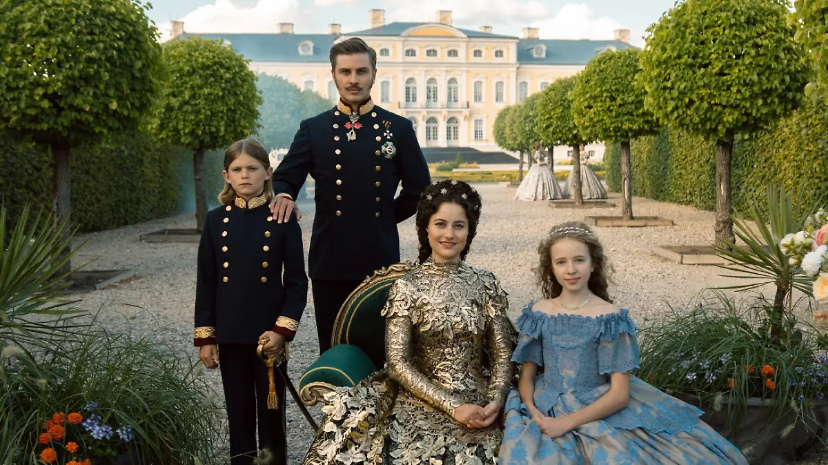 Anlässlich ihrer Rückkehr nach Wien treten Sisi (Dominique Devenport, 2.v.r.) und Franz (Jannik Schümann, 2.v.l.) mit ihren Kindern Gisela (Kristina Schroeter, r.) und Rudolf (Arian Wegener, l.) zum Fototermin vor die Presse.



+++ Die Verwendung des sendungsbezogenen Materials ist nur mit dem Hinweis und Verlinkung auf RTL+ gestattet. +++