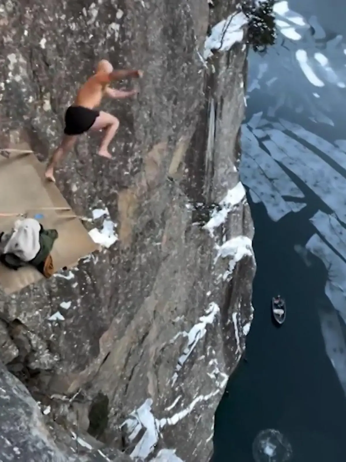 Der traut sich aber was! Ken Stornes aus Norwegen liebt es, sich aus schwindelerregender Höhe nach unten zu stürzen. Das ganze nennt sich "Death Diving" und Ken ist ein richtiger Profi. Der Wikinger aus Norwegen schafft jetzt mit seinem Sprung in einen Fjord in Norwegen sogar einen neuen Weltrekord.