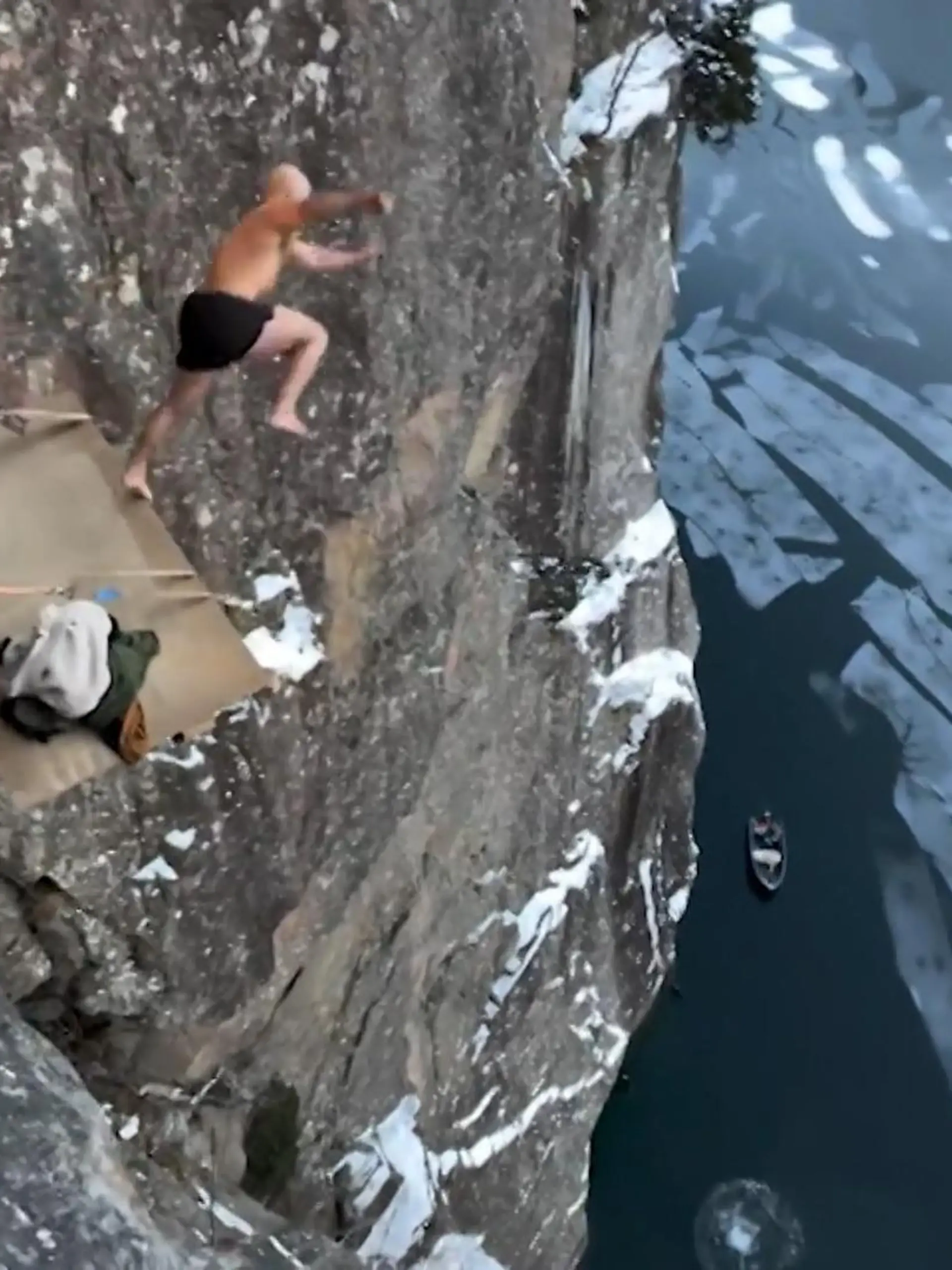Der traut sich aber was! Ken Stornes aus Norwegen liebt es, sich aus schwindelerregender Höhe nach unten zu stürzen. Das ganze nennt sich "Death Diving" und Ken ist ein richtiger Profi. Der Wikinger aus Norwegen schafft jetzt mit seinem Sprung in einen Fjord in Norwegen sogar einen neuen Weltrekord.