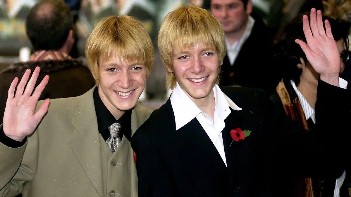 Die britischen Schauspielzwillinge Oliver und James Phelps, die Fred and George Weasley spielen, treffen am 3.11.2002 zur Uraufführung des zweiten Potter-Films "Harry Potter und die Kammer des Schreckens" im Odeon-Kino am Leicester Square in London ein. :fs12: :fs16:Auf einer Großleinwand wurden Szenen aus dem neuen Film gezeigt. Aus riesigen Lautsprechern tönte die Musik zu dem Film. Der zweite Streifen aus der Bestsellerreihe kommt am 14. November in Deutschland in die Kinos.