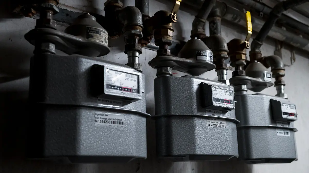 14.10.2022, Bayern, Coburg: Gaszähler hängen an der Wand in einem Keller. Haushalte, die mit Gas heizen, müssen sich auf hohe Nachzahlungen durch die Anpassung der Betreiber im kommenden Jahr einstellen. Foto: Daniel Vogl/dpa +++ dpa-Bildfunk +++