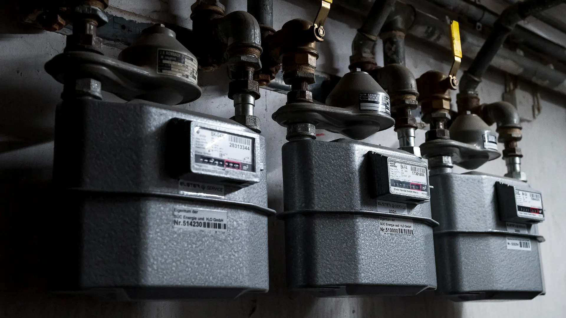 14.10.2022, Bayern, Coburg: Gaszähler hängen an der Wand in einem Keller. Haushalte, die mit Gas heizen, müssen sich auf hohe Nachzahlungen durch die Anpassung der Betreiber im kommenden Jahr einstellen. Foto: Daniel Vogl/dpa +++ dpa-Bildfunk +++