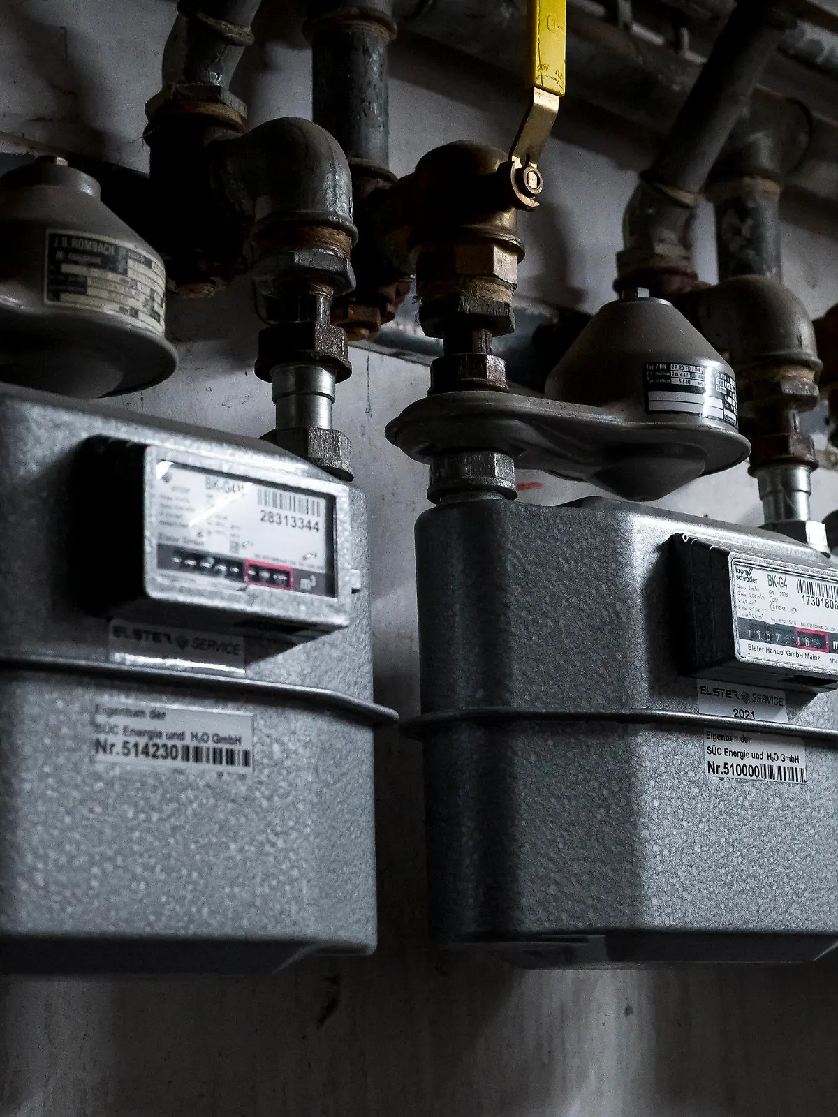 14.10.2022, Bayern, Coburg: Gaszähler hängen an der Wand in einem Keller. Haushalte, die mit Gas heizen, müssen sich auf hohe Nachzahlungen durch die Anpassung der Betreiber im kommenden Jahr einstellen. Foto: Daniel Vogl/dpa +++ dpa-Bildfunk +++