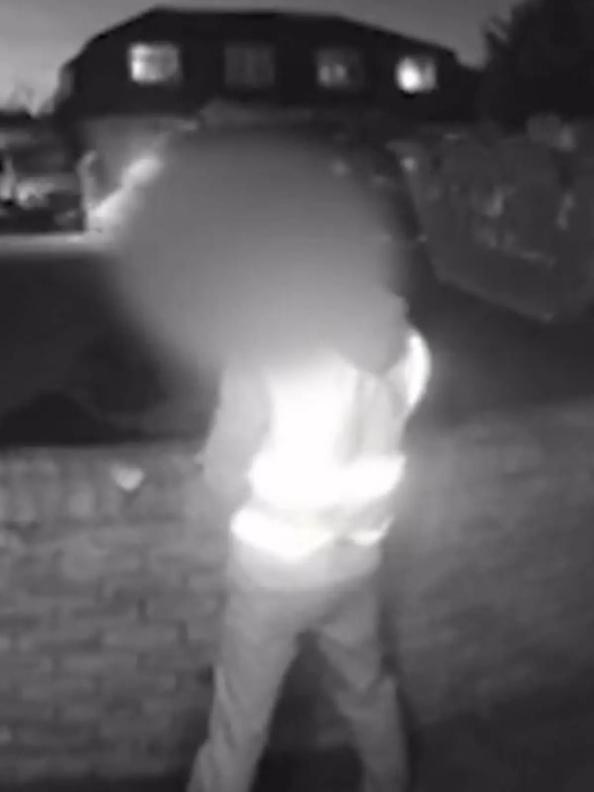 Da war der Druck einfach zu groß!

Mitten beim Ausliefern eines Pakets überkommt es diesen Paketboten in Bristol. Als niemand auf sein Klingeln reagiert, dreht er sich plötzlich um und piunkelt in den Vorgarten. Ob das unbemerkt bleibt? Die Bilder dazu im Video.