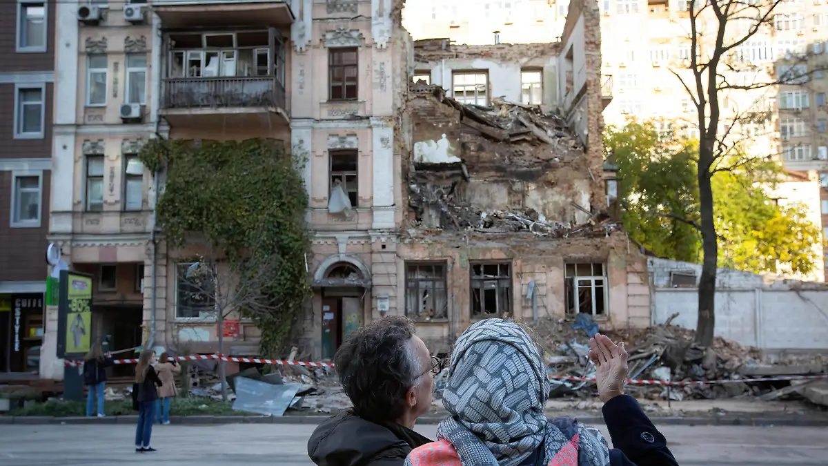  October 18, 2022, Kyiv, Ukraine: People look at the residential building destroyed by a Russian drone strike, which local authorities consider to be Iranian-made unmanned aerial vehicles UAVs Shahed-136, in central Kyiv. At least four people have been killed as a result of a drone attack on a residential building in Kyiv on the morning of October 17, 2022. Kyiv Ukraine - ZUMAs197 20221018_zab_s197_032 Copyright: xOleksiixChumachenkox