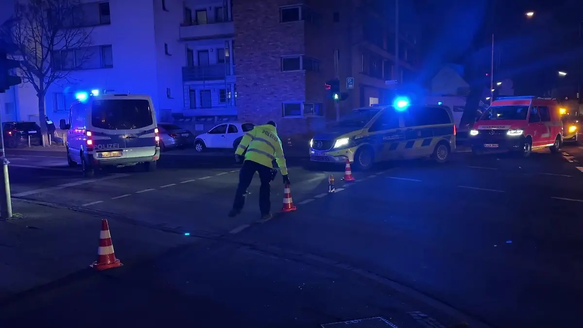 In Köln-Ehrenfeld stirbt eine Person bei einem Polizeieinsatz.