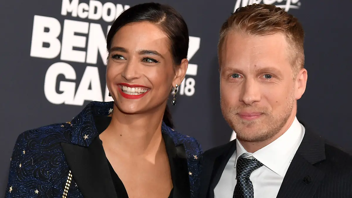 ARCHIV - 10.11.2018, Bayern, München: Oliver Pocher (r), Comedian, und Ehefrau Amira Aly, Model, kommen zur Benefiz-Gala zugunsten der McDonald's Kinderhilfe-Stiftung. Dieses prominente Paar hat sich im Jahr 2023 voneinander getrennt. (zu dpa: «Liebe 2023 - Trennungen und Liebesglück bei den Promis») Foto: Tobias Hase/dpa +++ dpa-Bildfunk +++