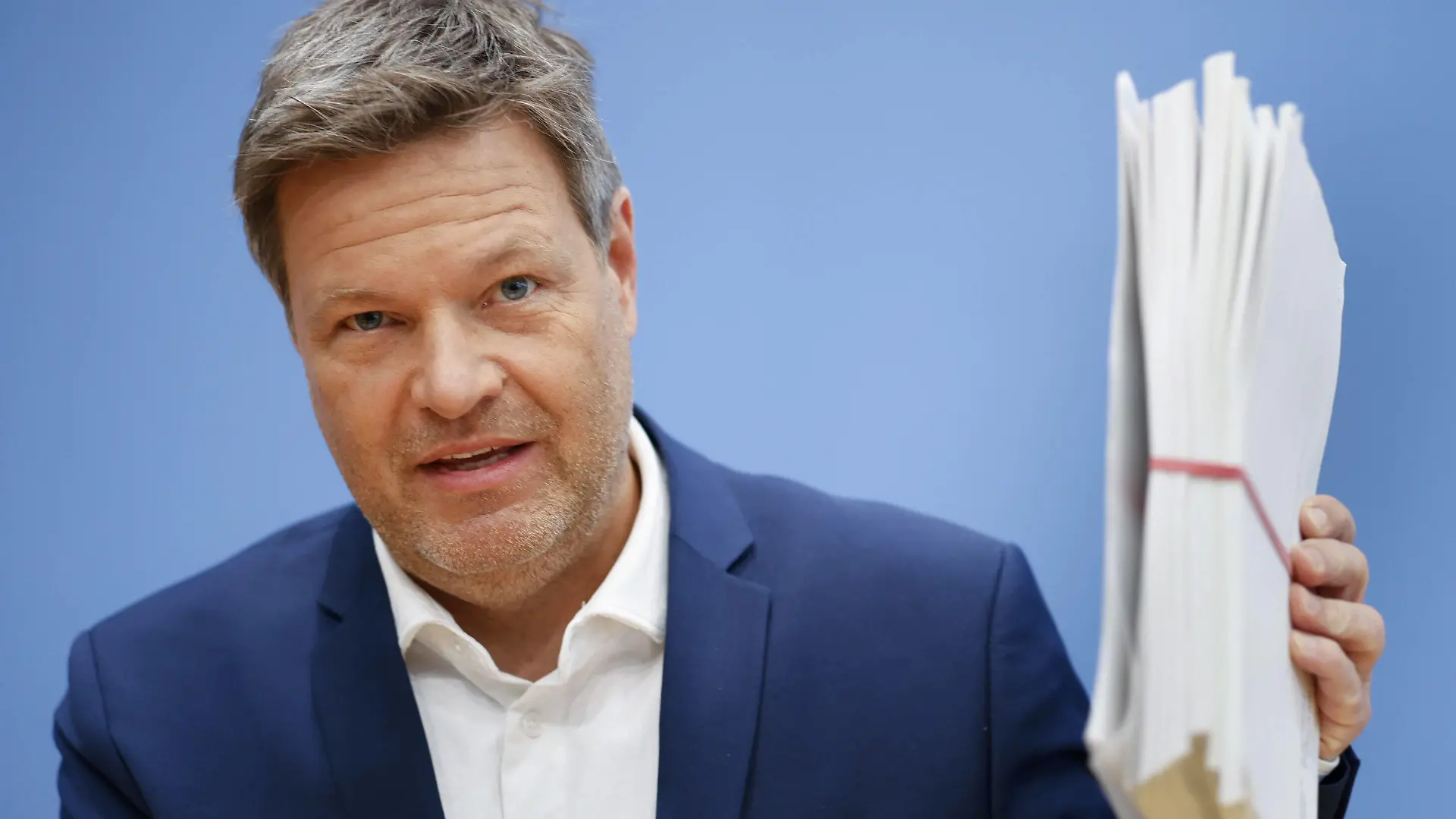 Bilder des Jahres 2022, News 04 April News Themen der Woche KW14 News Bilder des Tages Robert Habeck Buendnis 90/Die Gruenen, Bundesminister fuer Wirtschaft und Klimaschutz und Vizekanzler, stellt vor der Bundespressekonferenz die Anpassung von Energie-Gesetzen im Osterpaket des BMWK vor. Berlin, 13.02.2013. Berlin Deutschland *** Robert Habeck Buendnis 90 Die Gruenen , Federal Minister for Economic Affairs and Climate Protection and Vice Chancellor, presents the adjustment of energy laws in the Easter package of the BMWK before the Federal Press Conference Berlin, 13 02 2013 Berlin Germany Copyright: xThomasxImox