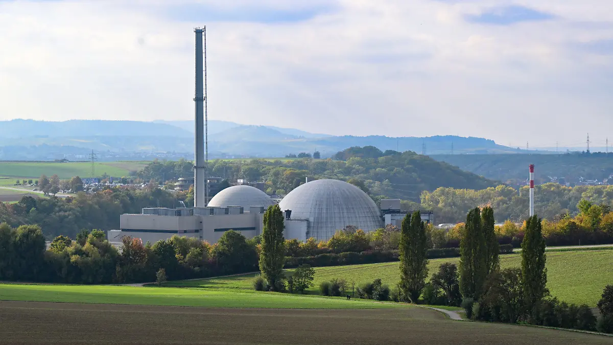ARCHIV - 12.10.2022, Baden-Württemberg, Neckarwestheim: Das Kernkraftwerk Neckarwestheim. Die verbleibenden drei deutschen Atomkraftwerke sollen maximal bis zum 15. April 2023 weiterlaufen können. Das hat Kanzler Olaf Scholz (SPD) entschieden. (zu dpa "Scholz spricht Machtwort: Drei AKW sollen länger laufen können") Foto: Bernd Weißbrod/dpa +++ dpa-Bildfunk +++