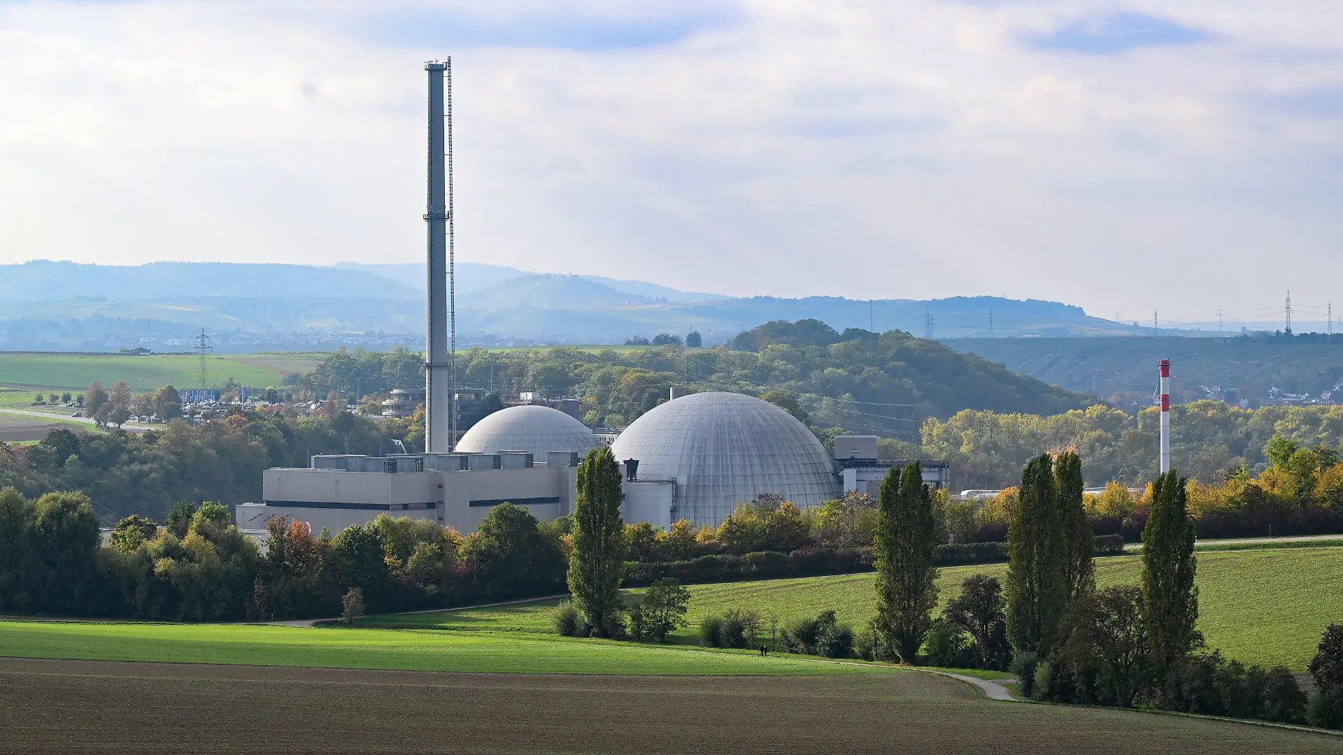 ARCHIV - 12.10.2022, Baden-Württemberg, Neckarwestheim: Das Kernkraftwerk Neckarwestheim. Die verbleibenden drei deutschen Atomkraftwerke sollen maximal bis zum 15. April 2023 weiterlaufen können. Das hat Kanzler Olaf Scholz (SPD) entschieden. (zu dpa "Scholz spricht Machtwort: Drei AKW sollen länger laufen können") Foto: Bernd Weißbrod/dpa +++ dpa-Bildfunk +++