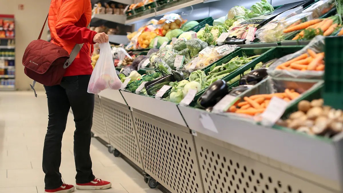 ARCHIV - 15.11.2019, Sachsen, Leipzig: Eine Kundin steht in der Obst- und Gemüseabteilung in einem Supermarkt. (Zu dpa "Verbraucherschützer: Zu wenig Infos zu Qualität von Lebensmitteln") Foto: Jan Woitas/zb/dpa +++ dpa-Bildfunk +++