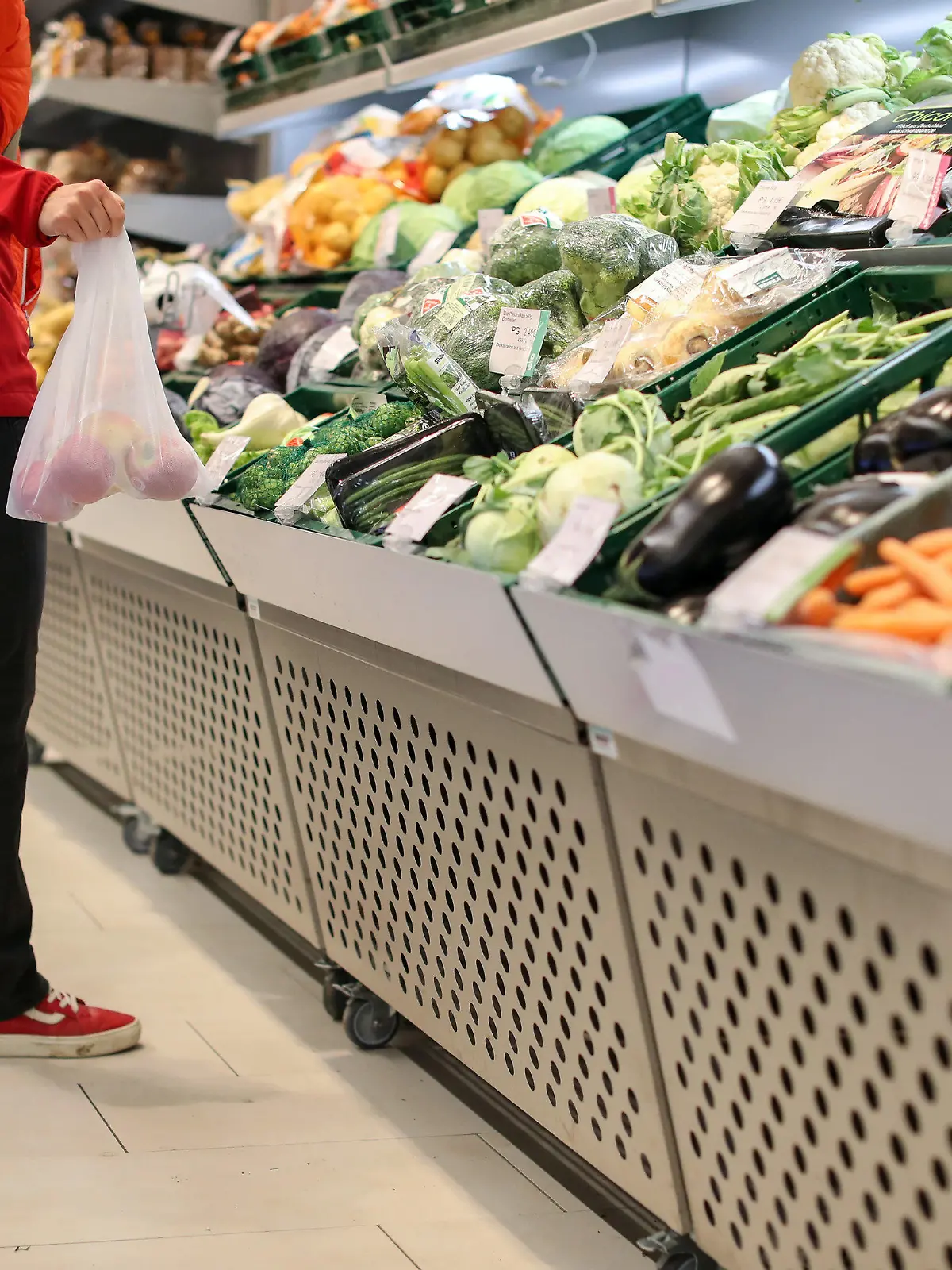 ARCHIV - 15.11.2019, Sachsen, Leipzig: Eine Kundin steht in der Obst- und Gemüseabteilung in einem Supermarkt. (Zu dpa "Verbraucherschützer: Zu wenig Infos zu Qualität von Lebensmitteln") Foto: Jan Woitas/zb/dpa +++ dpa-Bildfunk +++